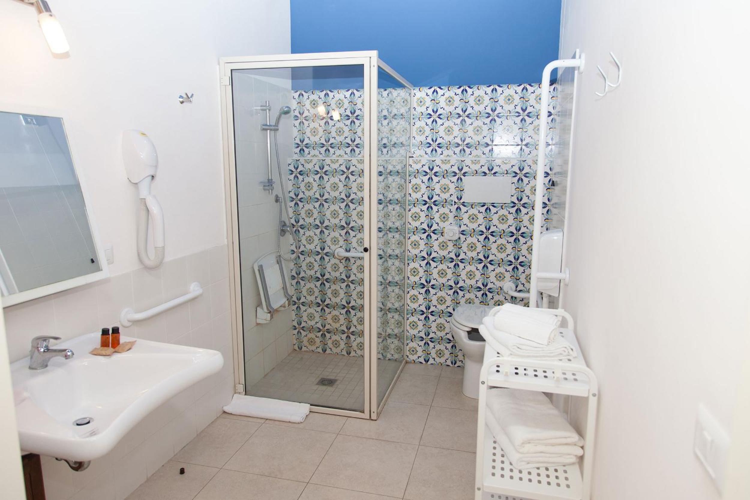 Triple Room - Photo 11