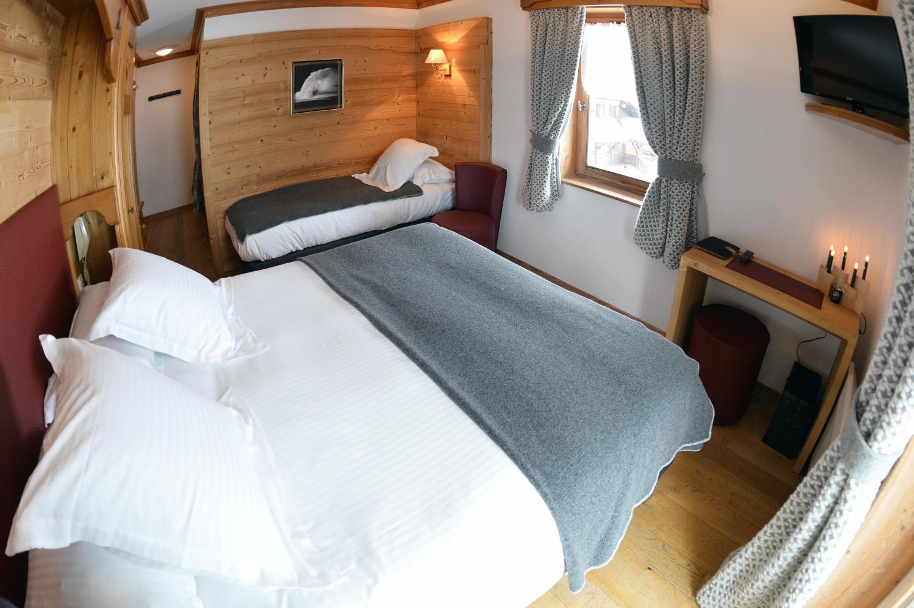  Triple Room with Mountain View (2 Adults + 1 Child) - Photo 2