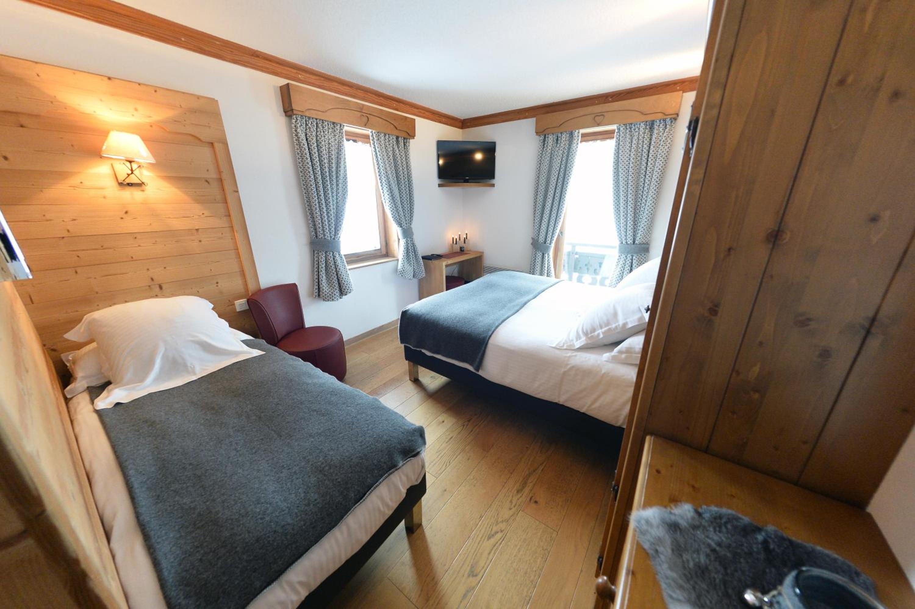  Triple Room with Mountain View (2 Adults + 1 Child) - Photo 3