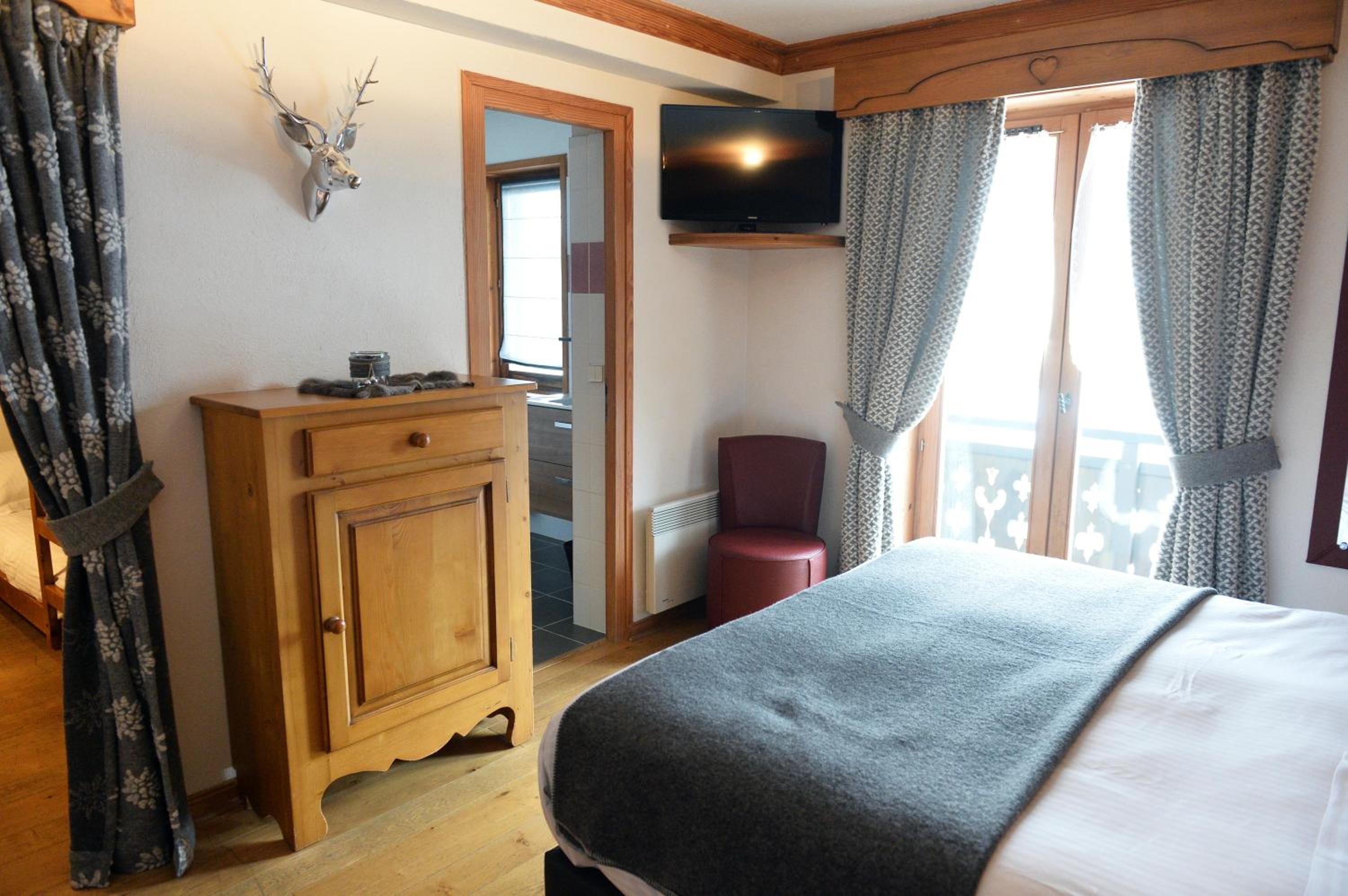 Quadruple Room (2 Adults + 2 Children) - Photo 1