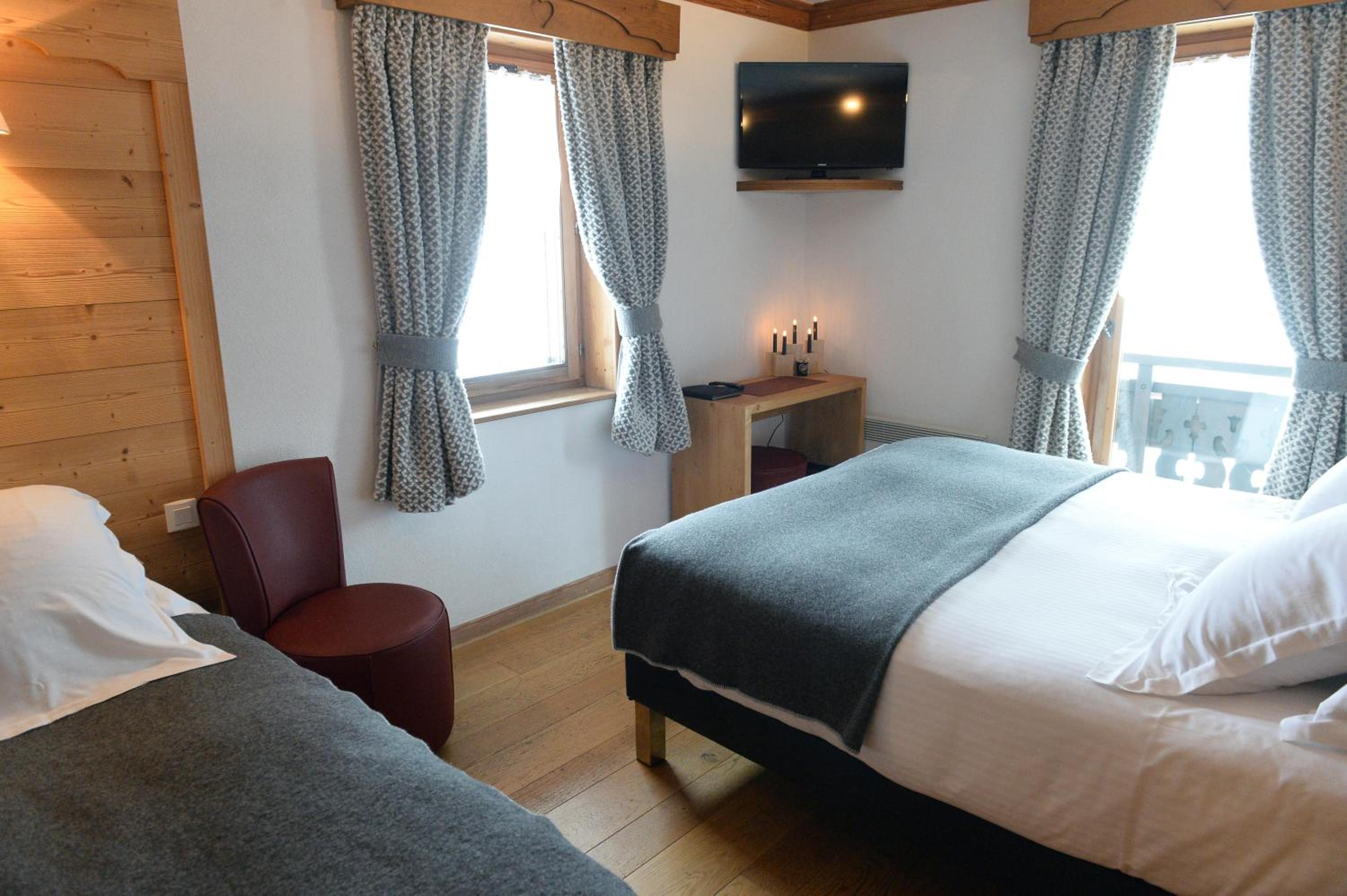  Triple Room with Mountain View (2 Adults + 1 Child) - Photo 1