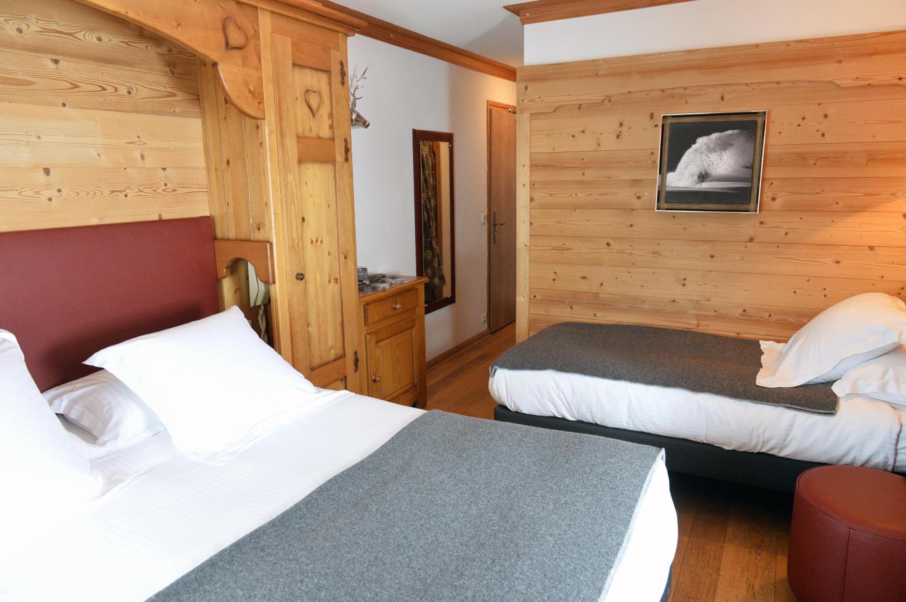  Triple Room with Mountain View (2 Adults + 1 Child) - Photo 5
