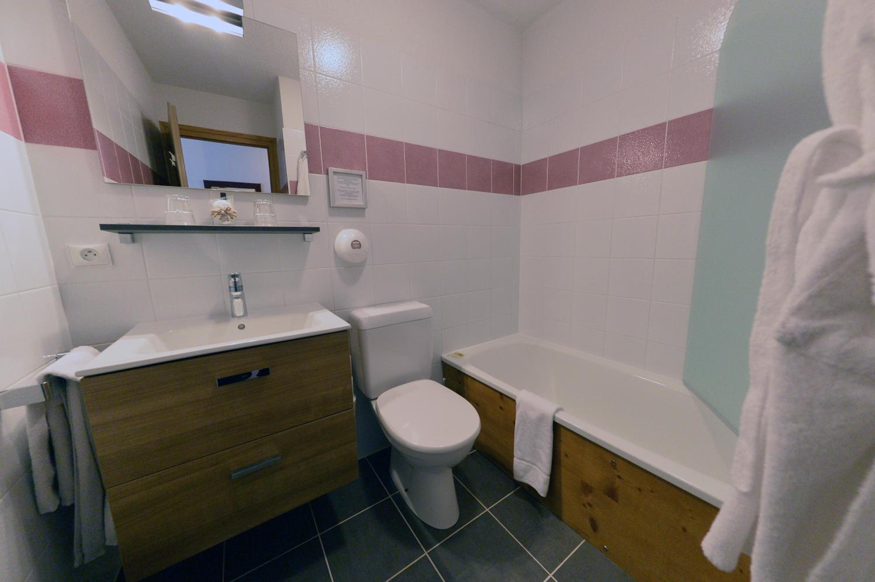  Triple Room with Mountain View (2 Adults + 1 Child) - Photo 4