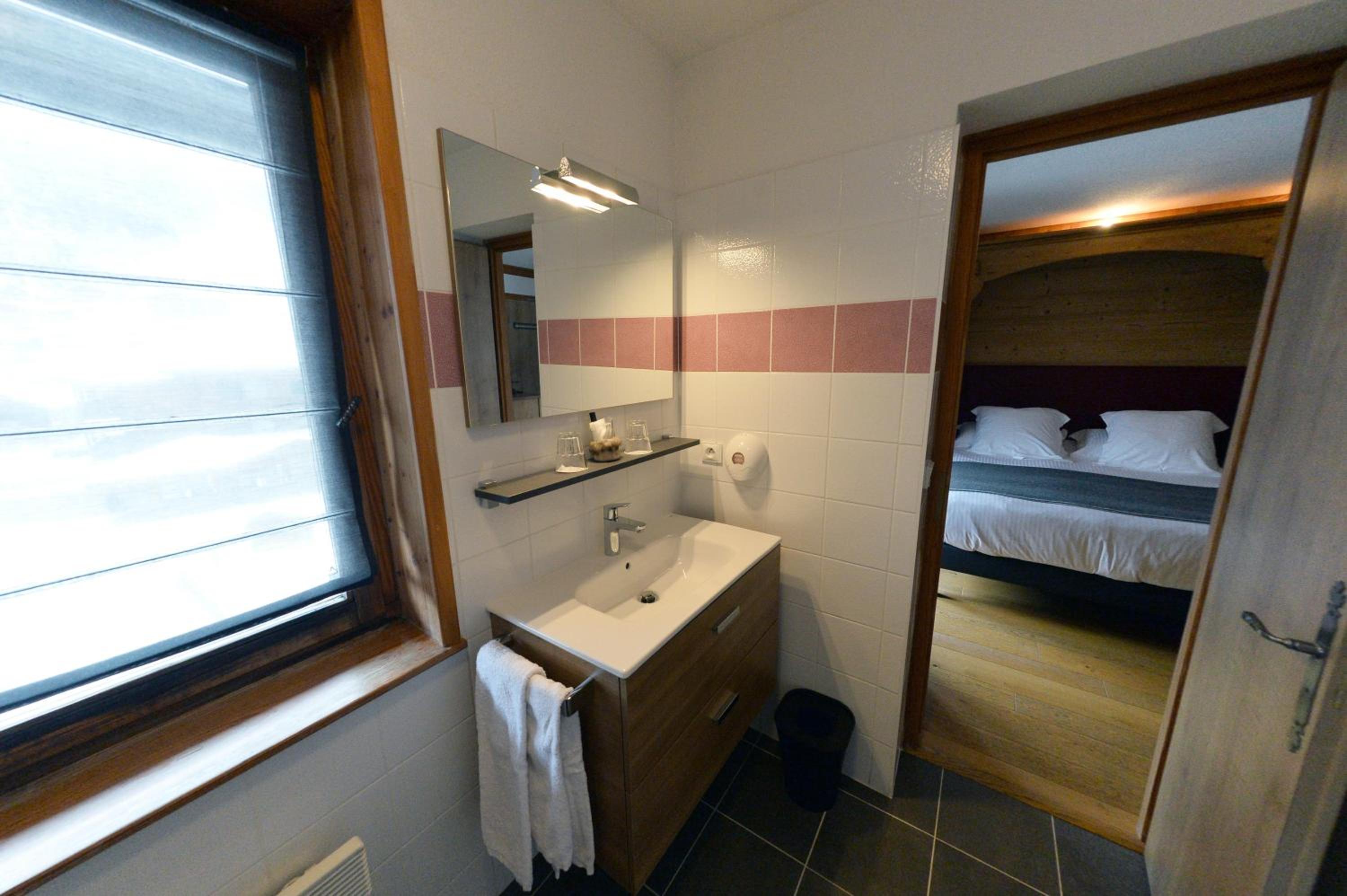 Quadruple Room (2 Adults + 2 Children) - Photo 4