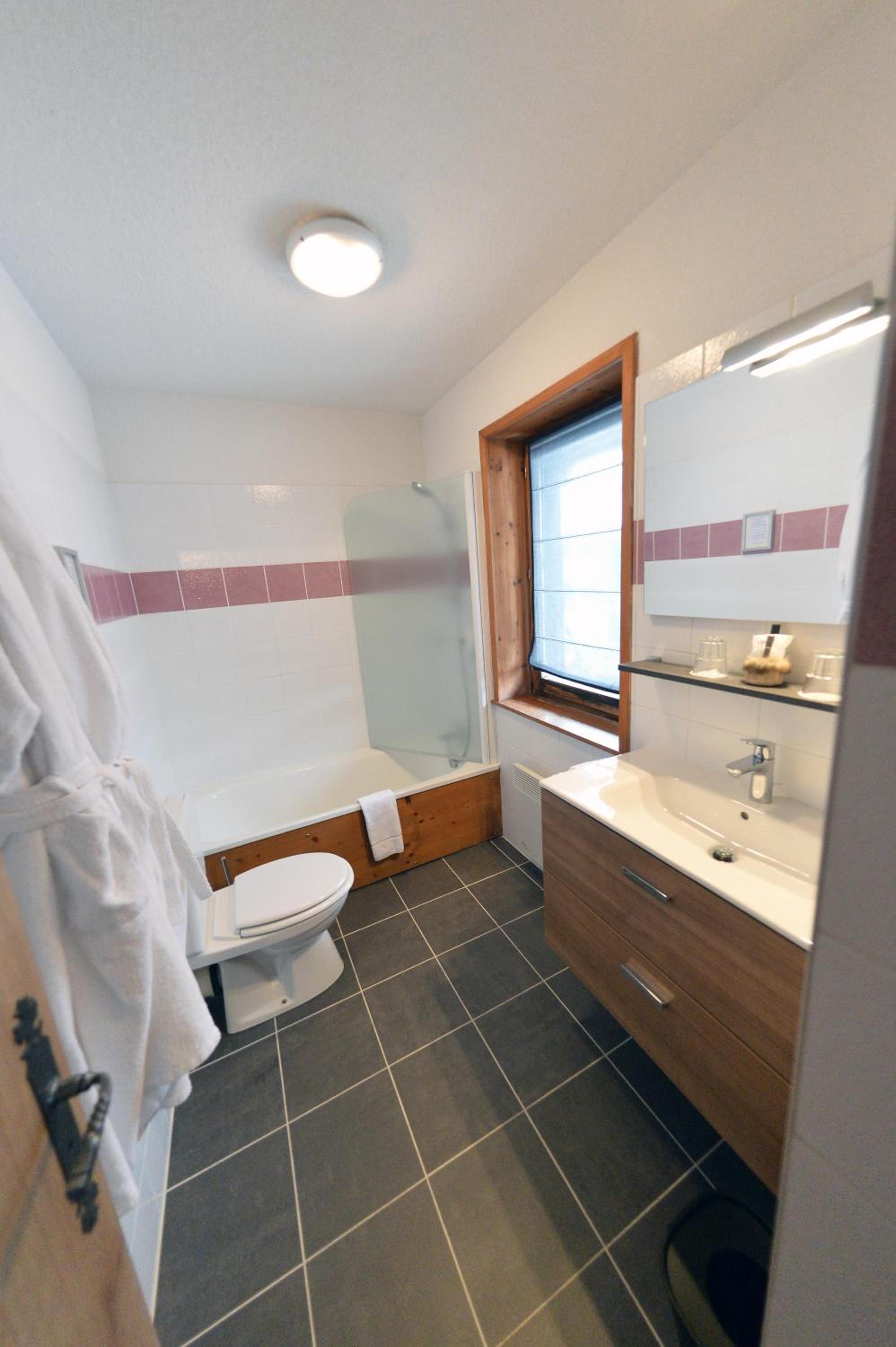 Quadruple Room (2 Adults + 2 Children) - Photo 3