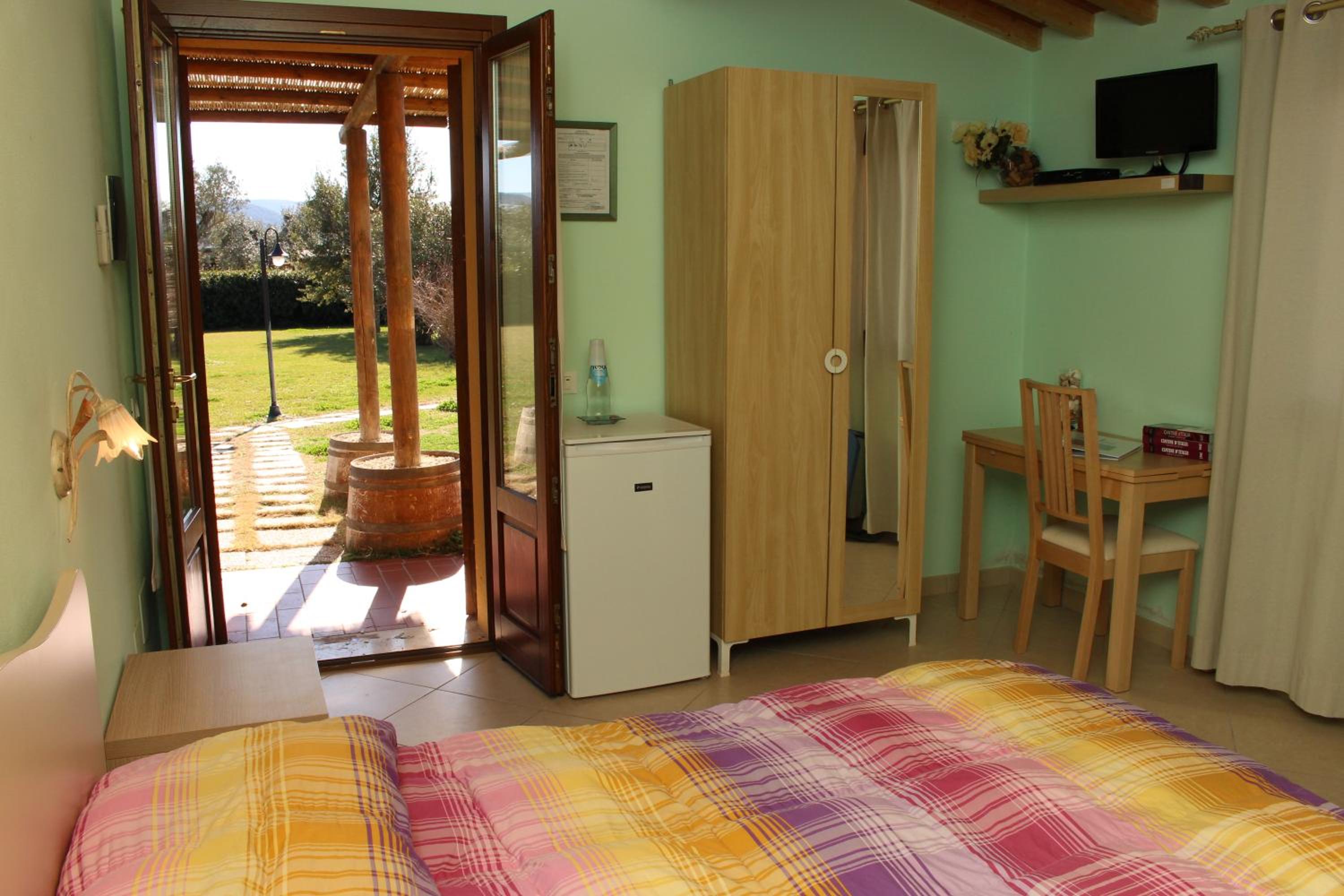King Room with Roll-In Shower - Disability Access photo 3