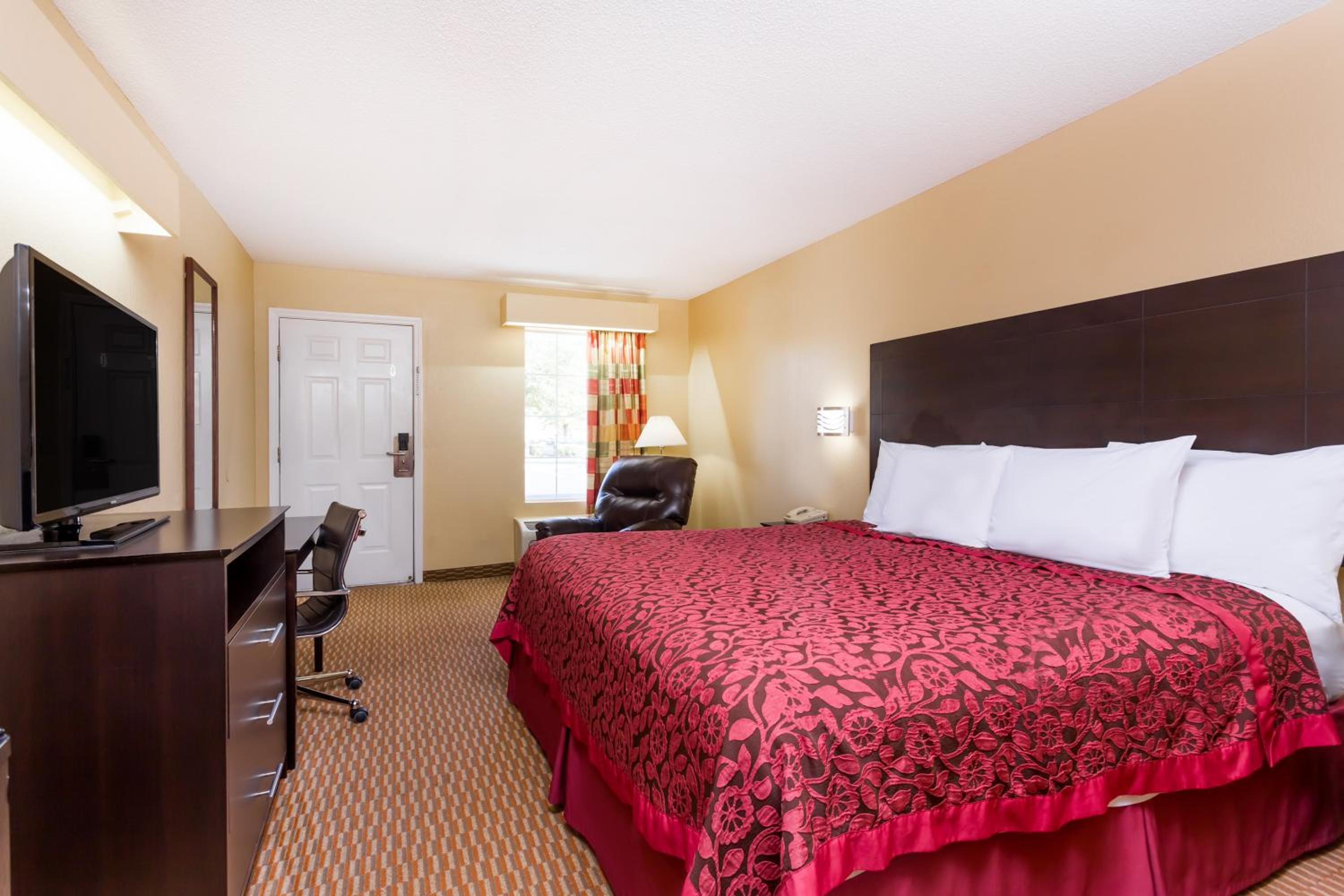 King Room - Non-Smoking - Photo 1