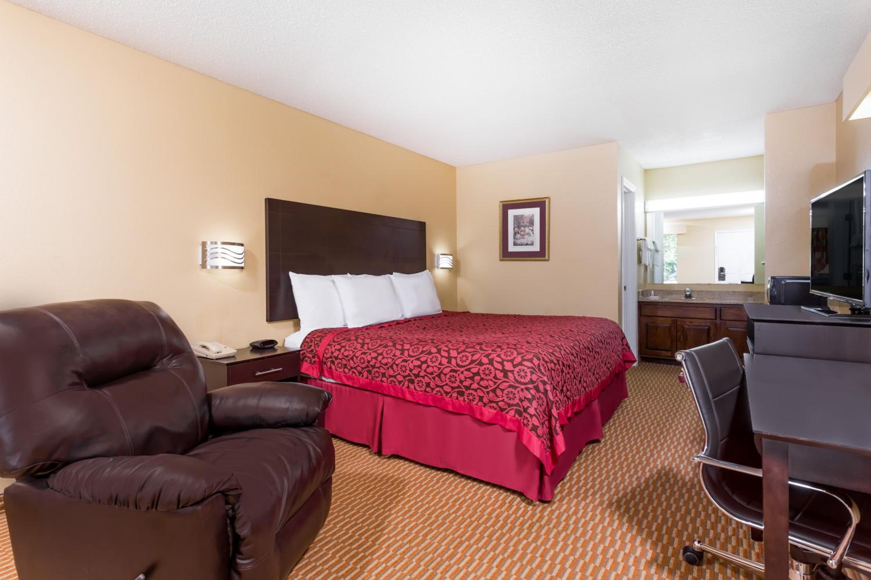 King Room - Non-Smoking - Photo 4