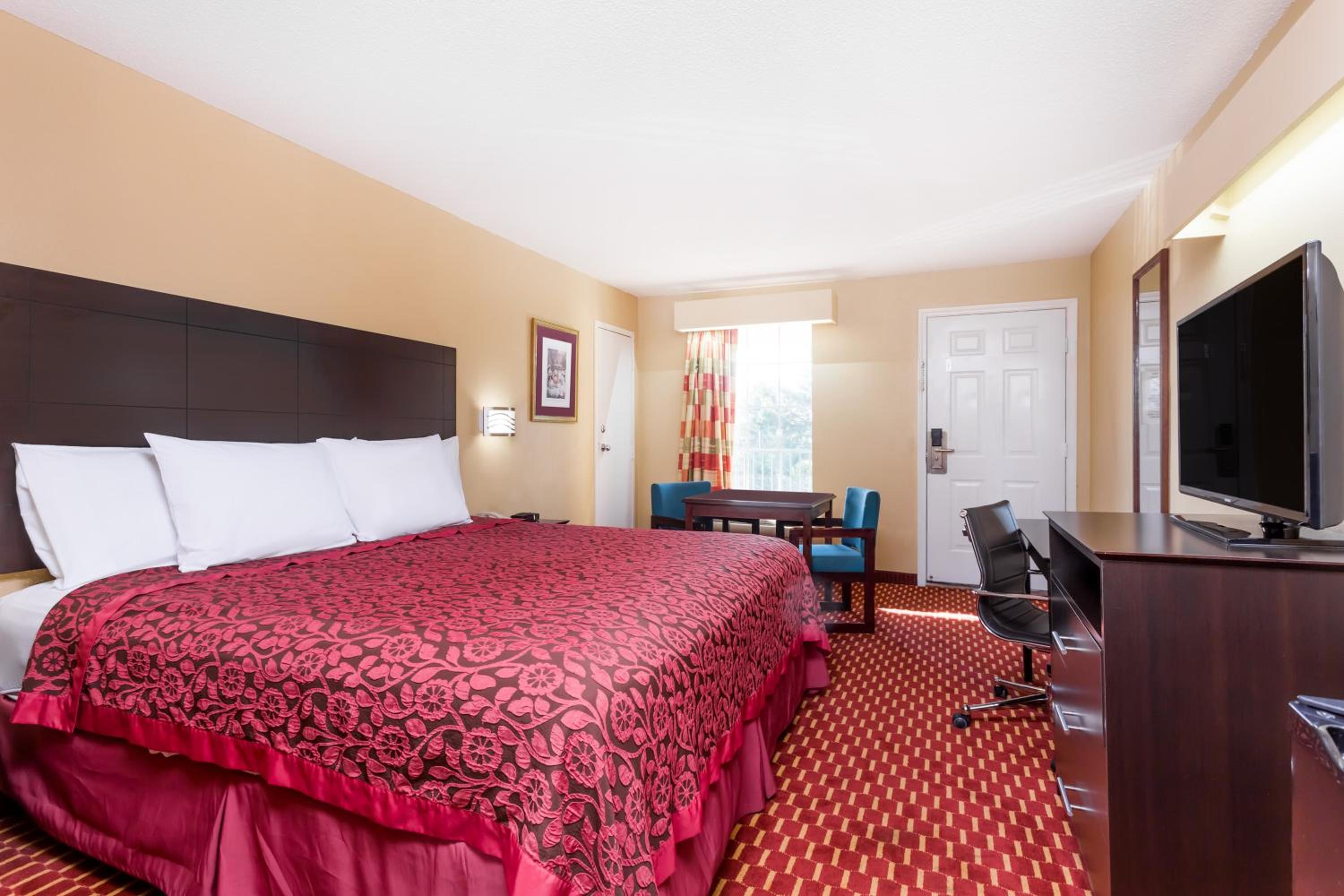 King Room - Non-Smoking - Photo 3