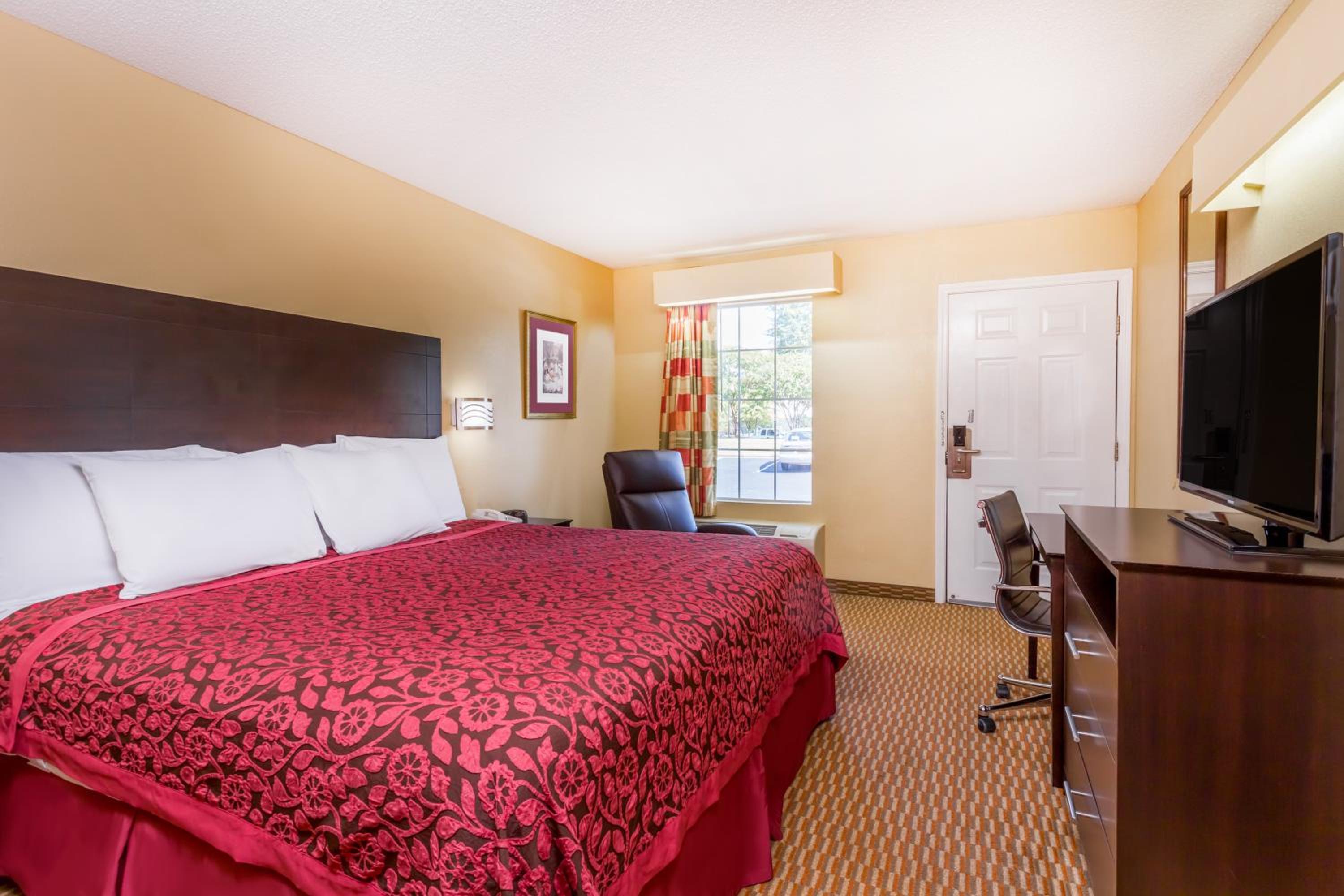 King Room - Non-Smoking - Photo 2