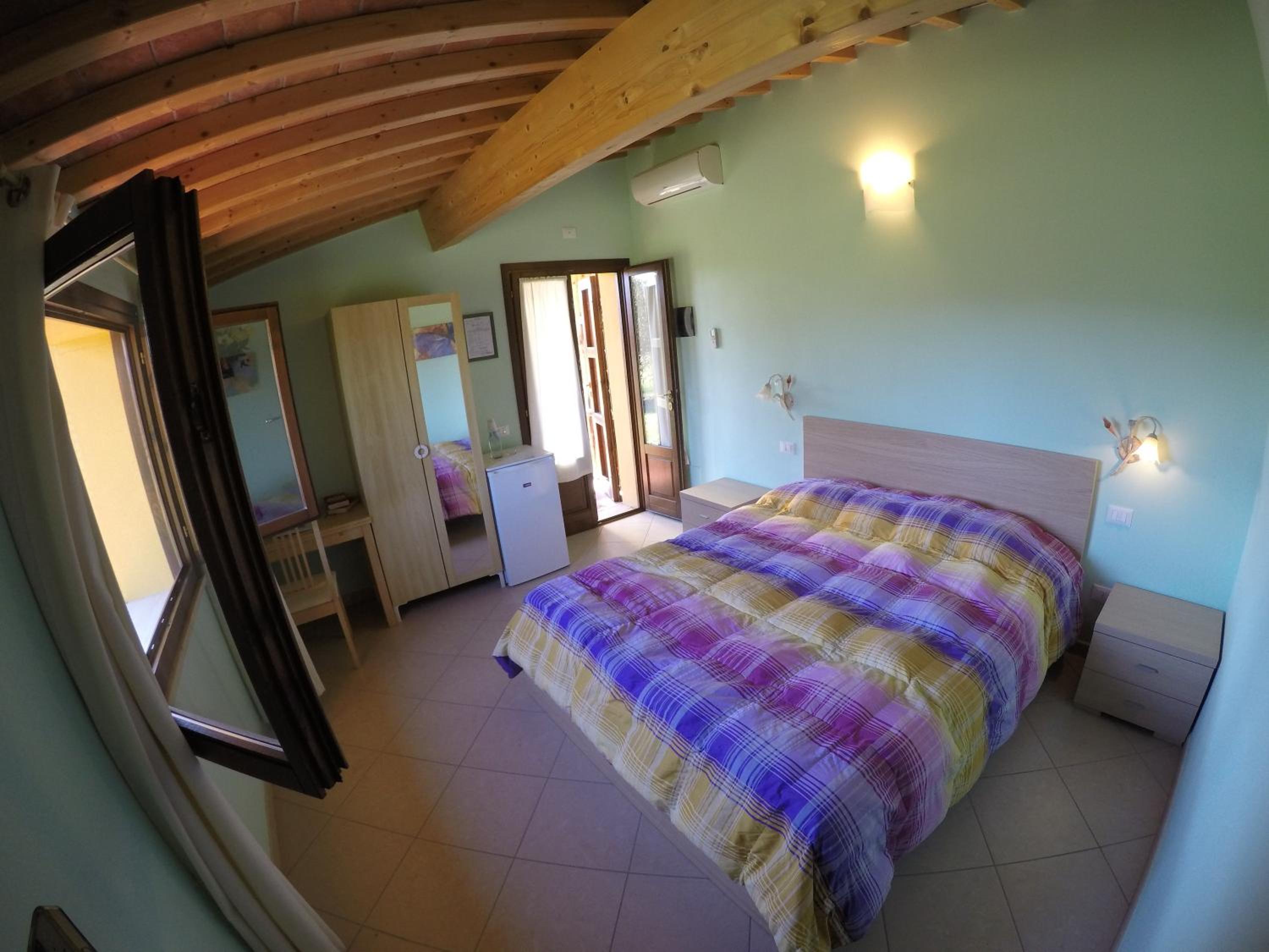 King Room with Roll-In Shower - Disability Access photo 2