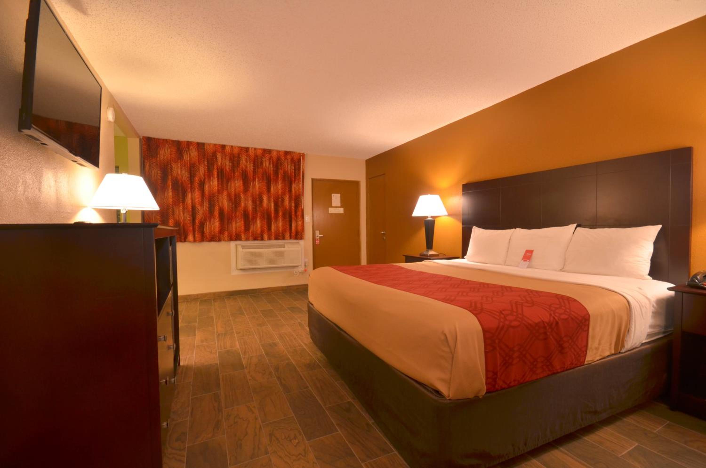 King Room - Non-Smoking - Photo 4