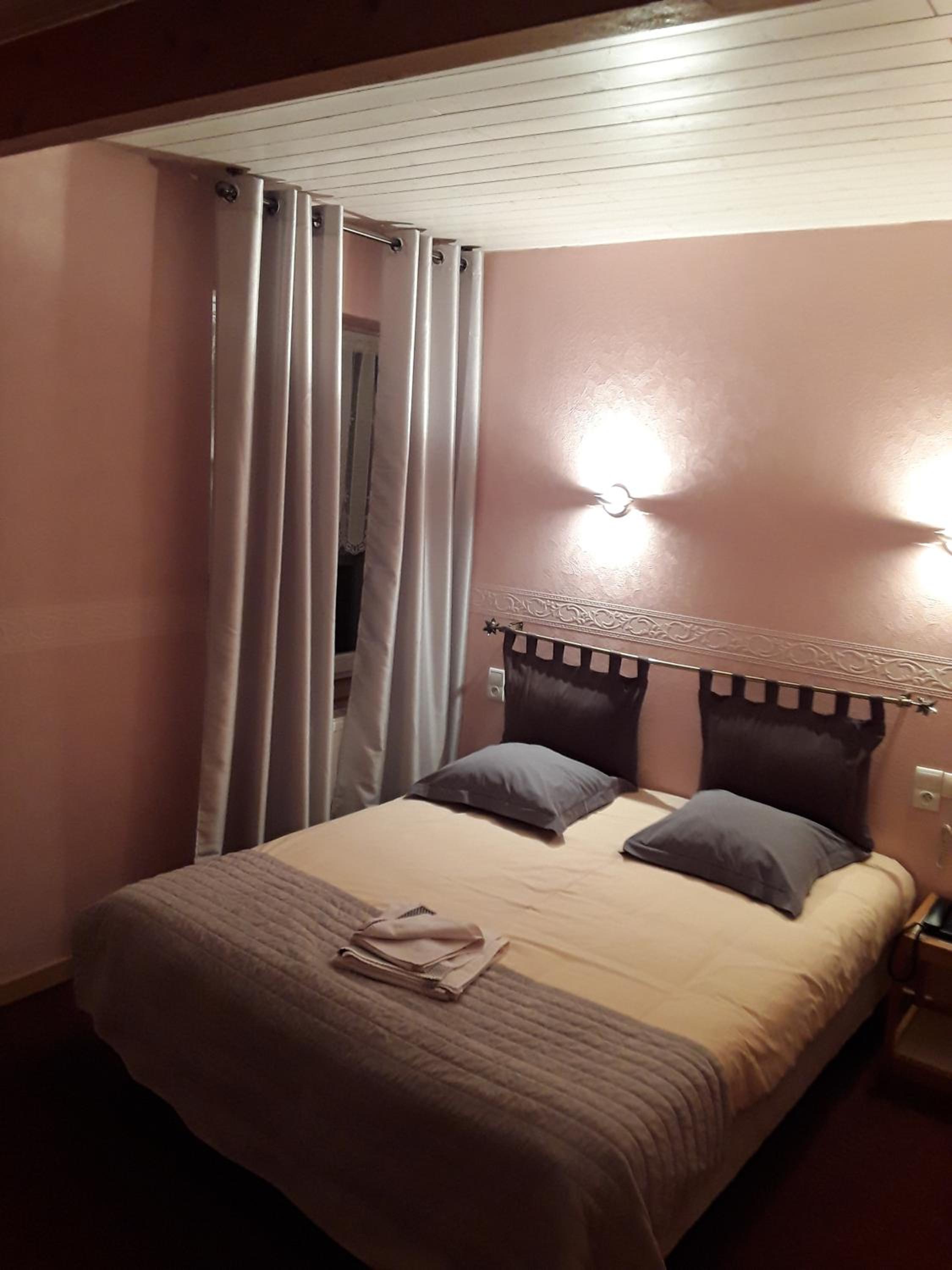 Small Double Room - Photo 1