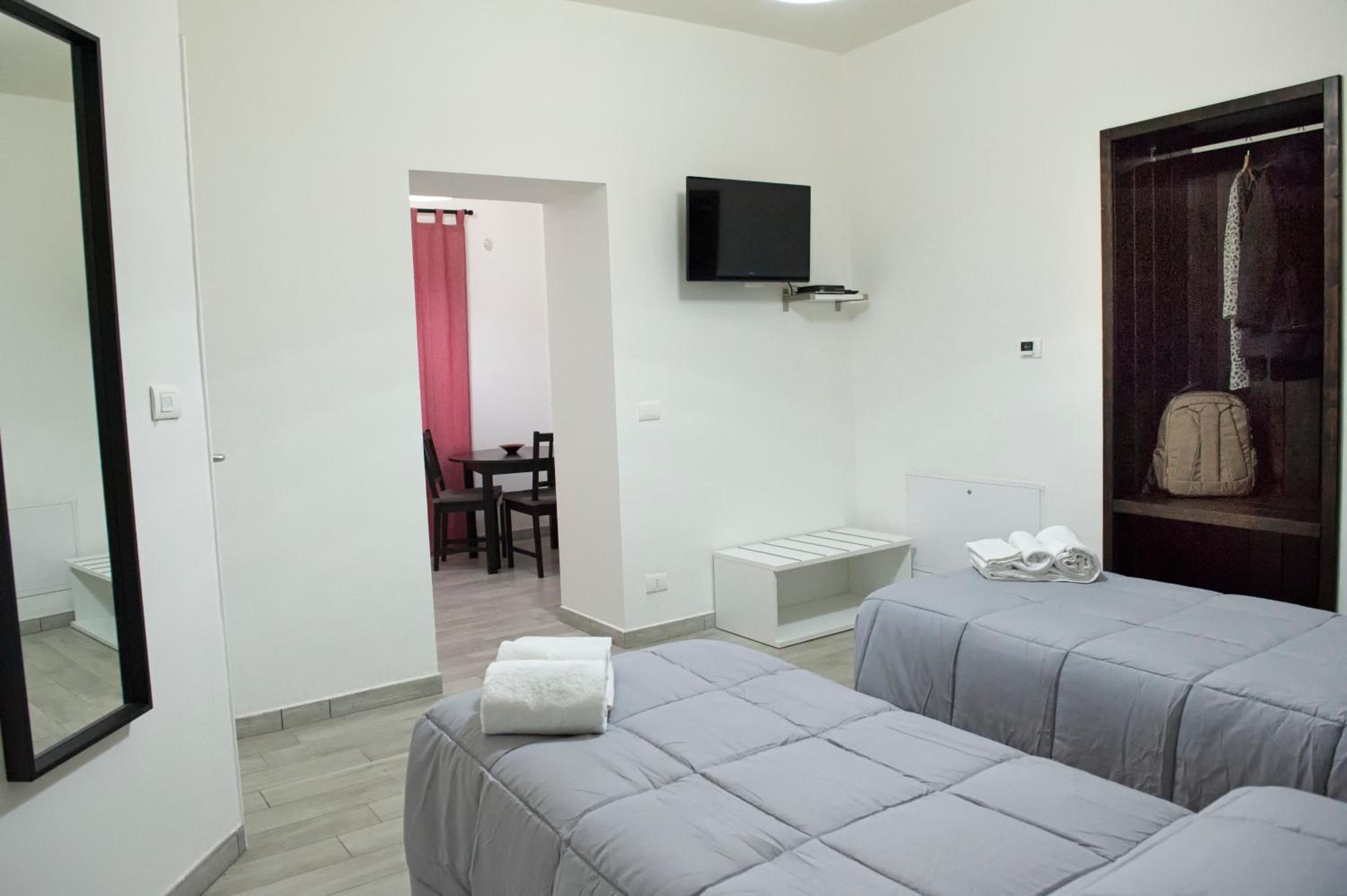 Twin Room with Private Bathroom - Photo 2