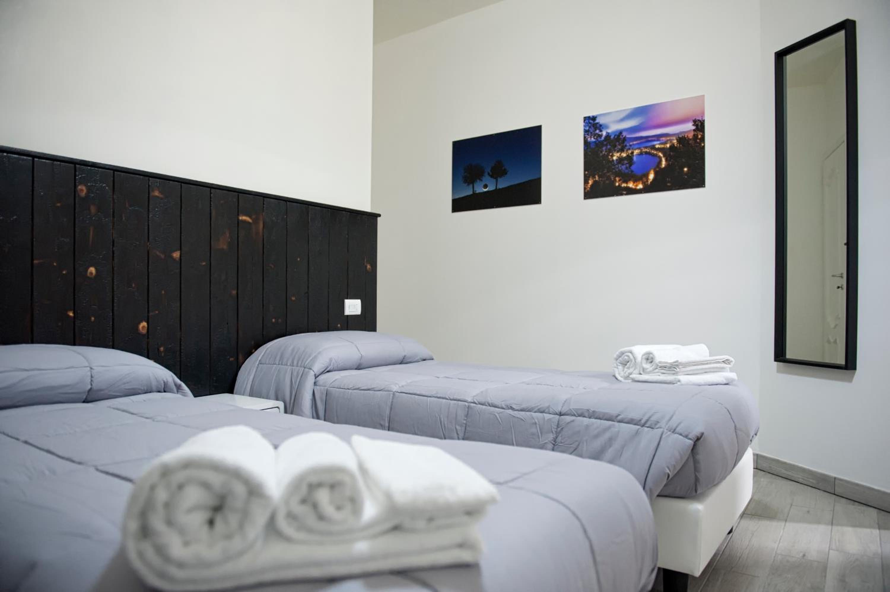 Twin Room with Private Bathroom - Photo 5