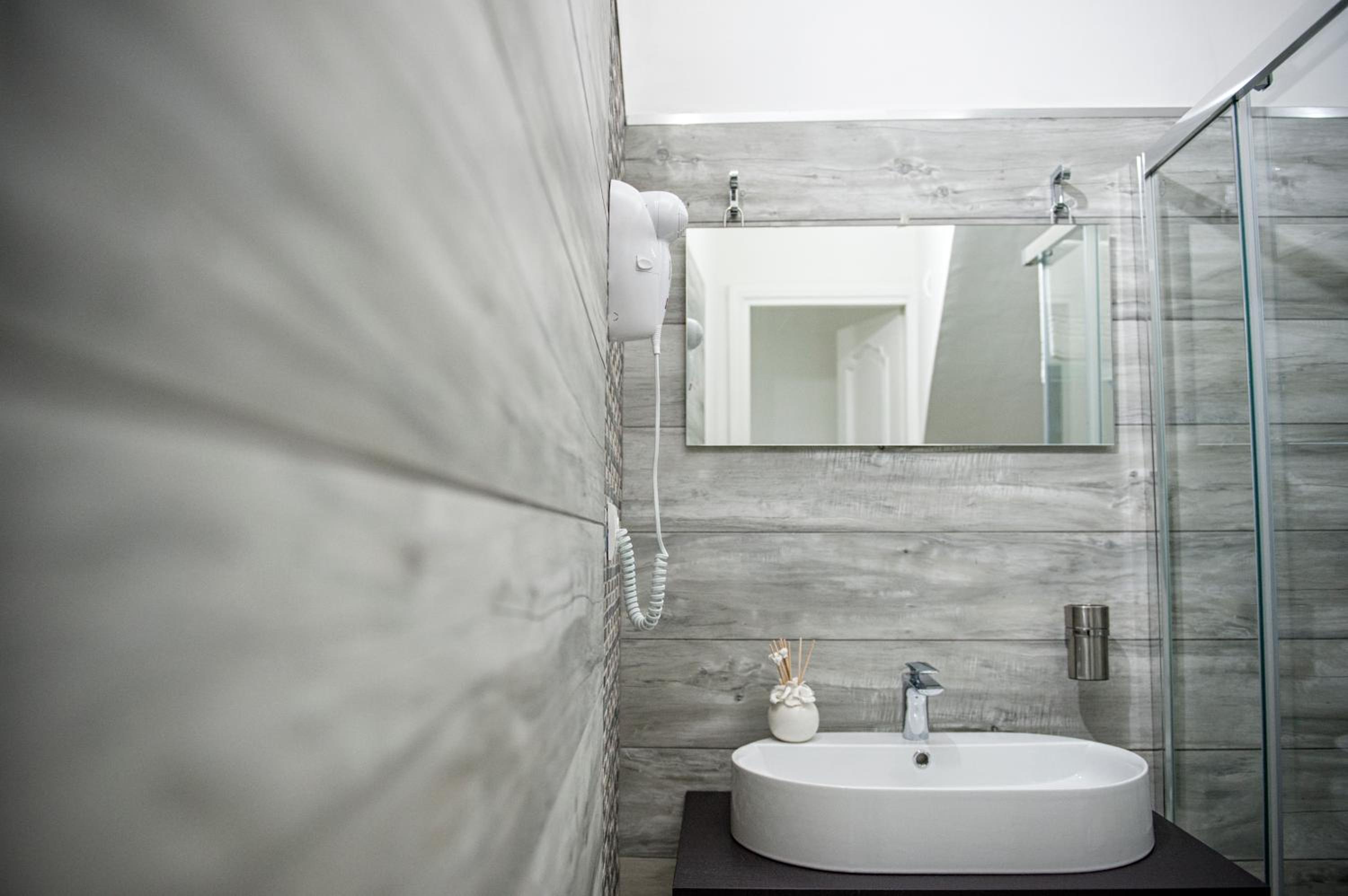 Double Room with Private Bathroom - Photo 5