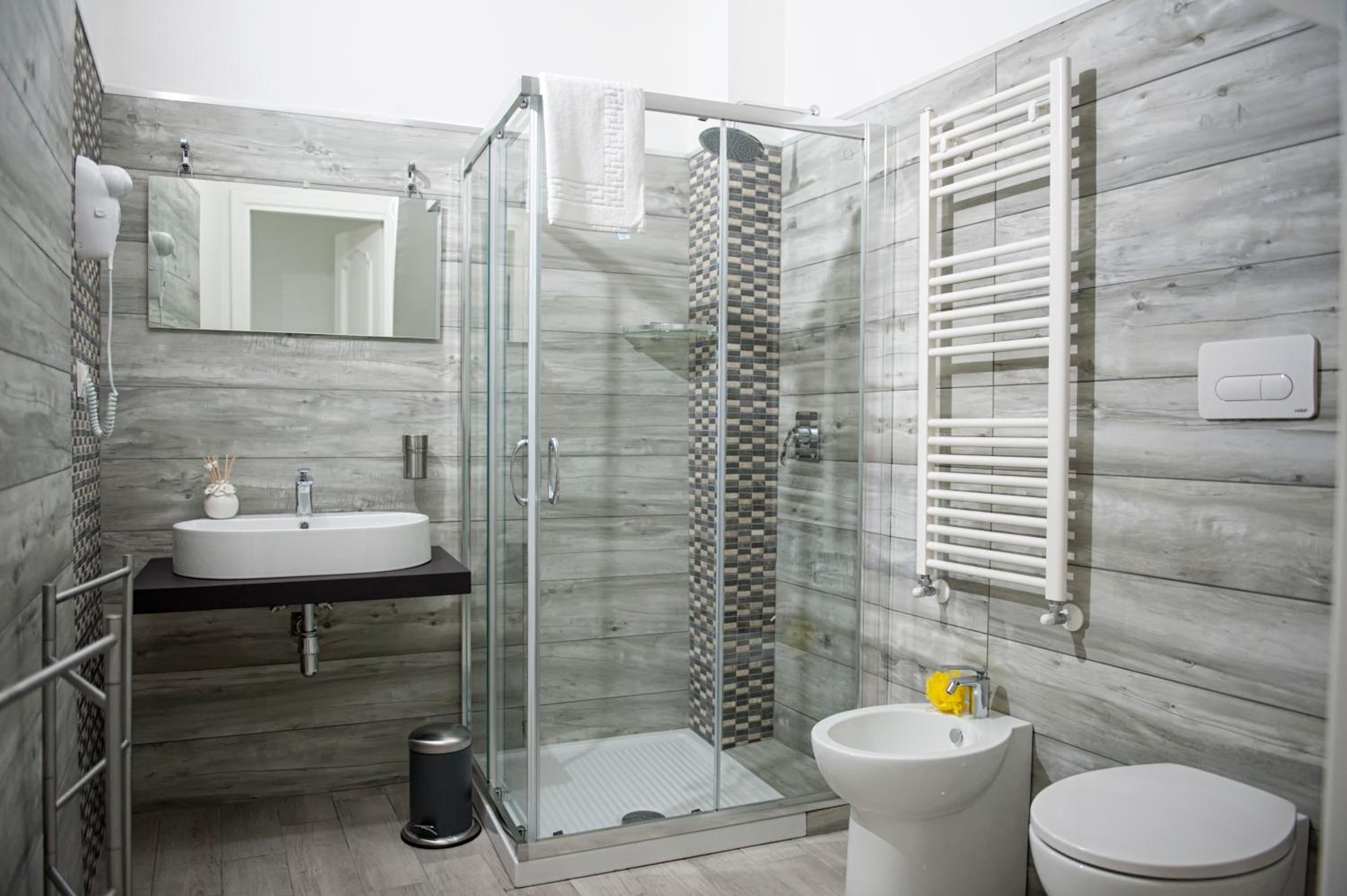 Twin Room with Private Bathroom - Photo 3