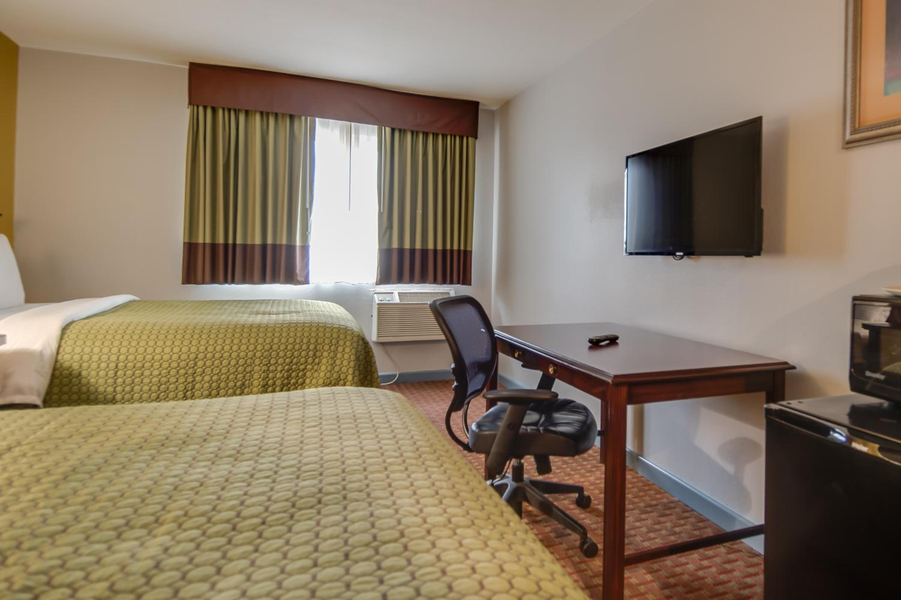 Standard Queen Room With Two Queen Beds photo 1