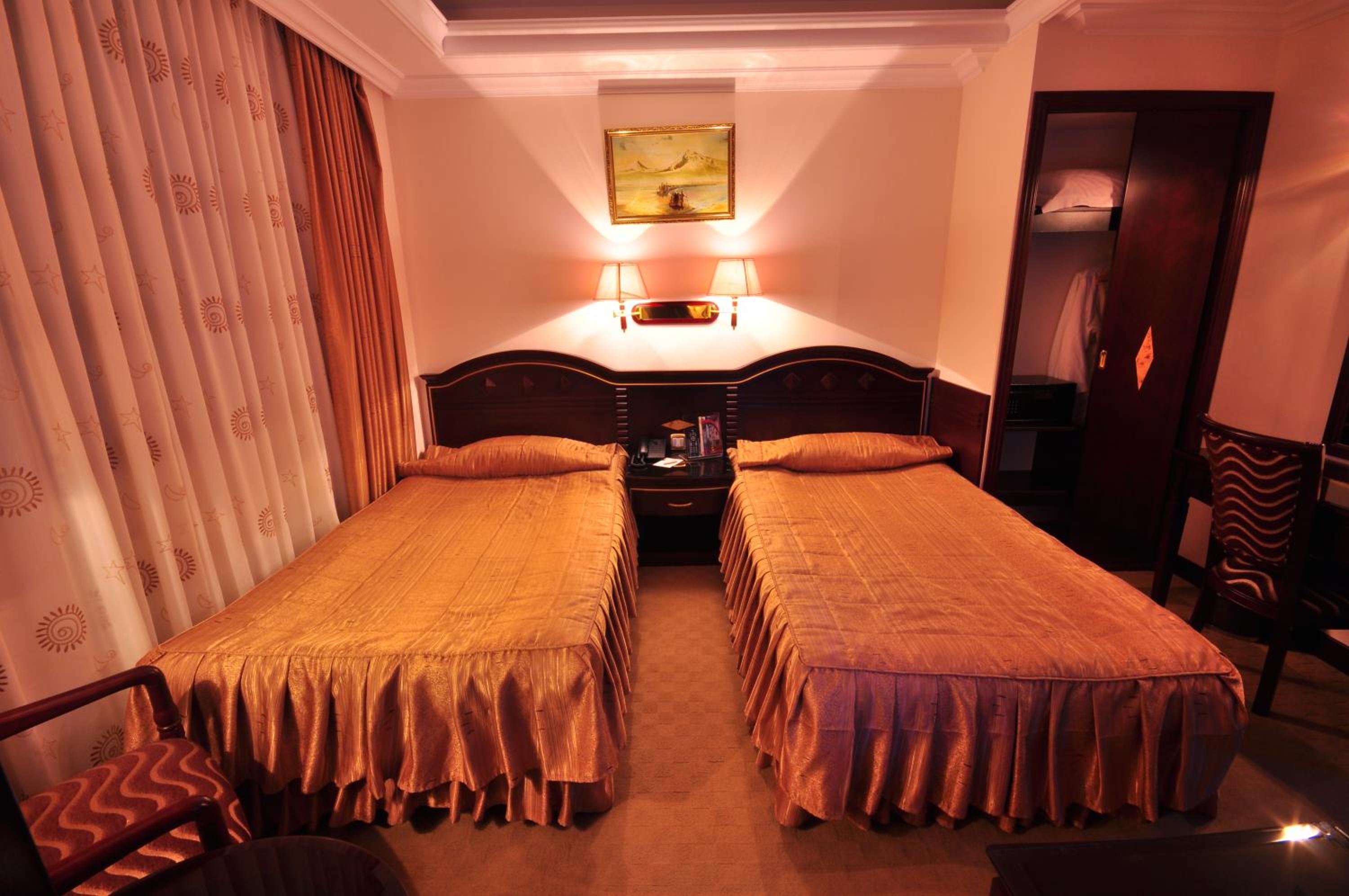 Twin Room - Photo 2