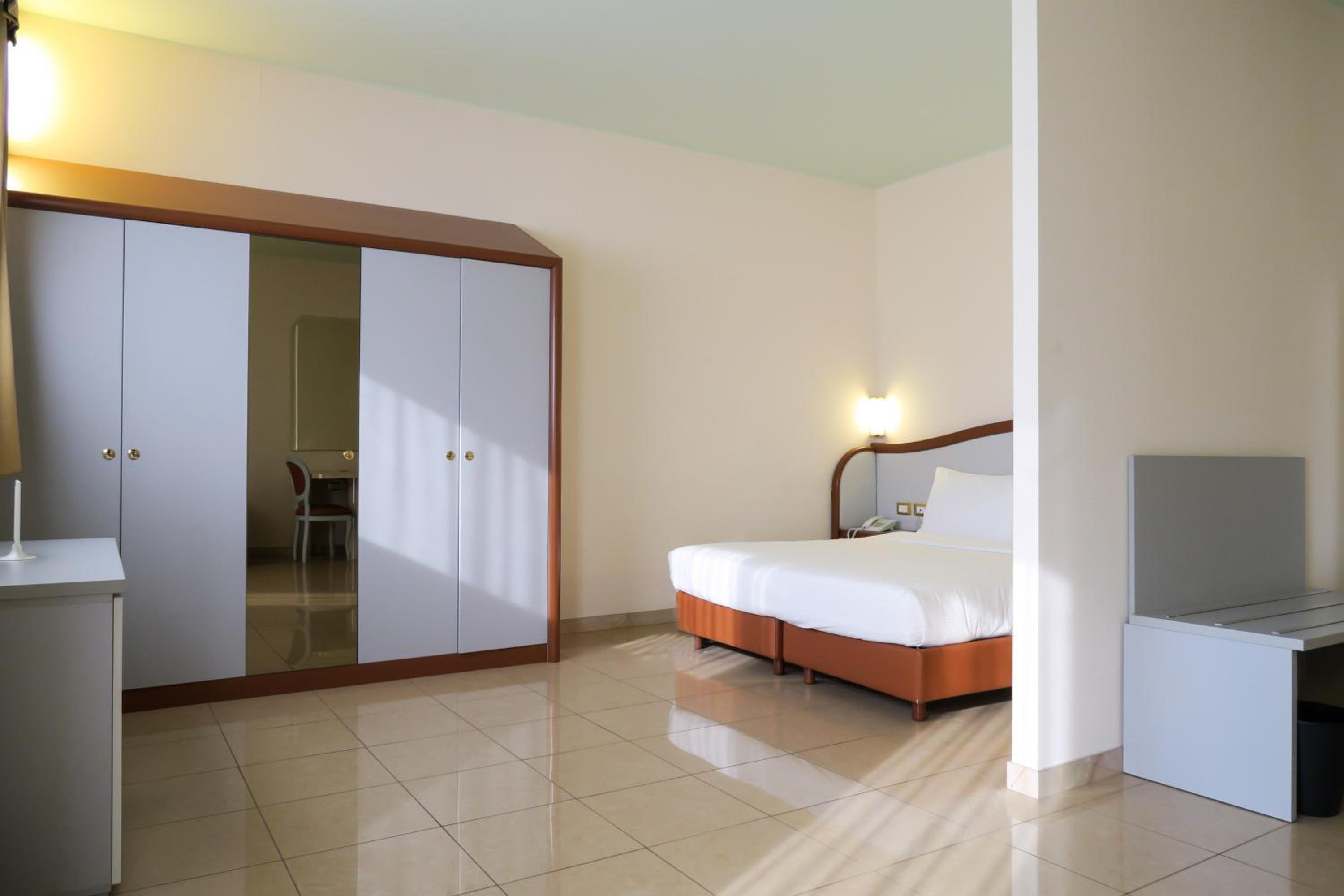Double or Twin Room with Balcony photo 3