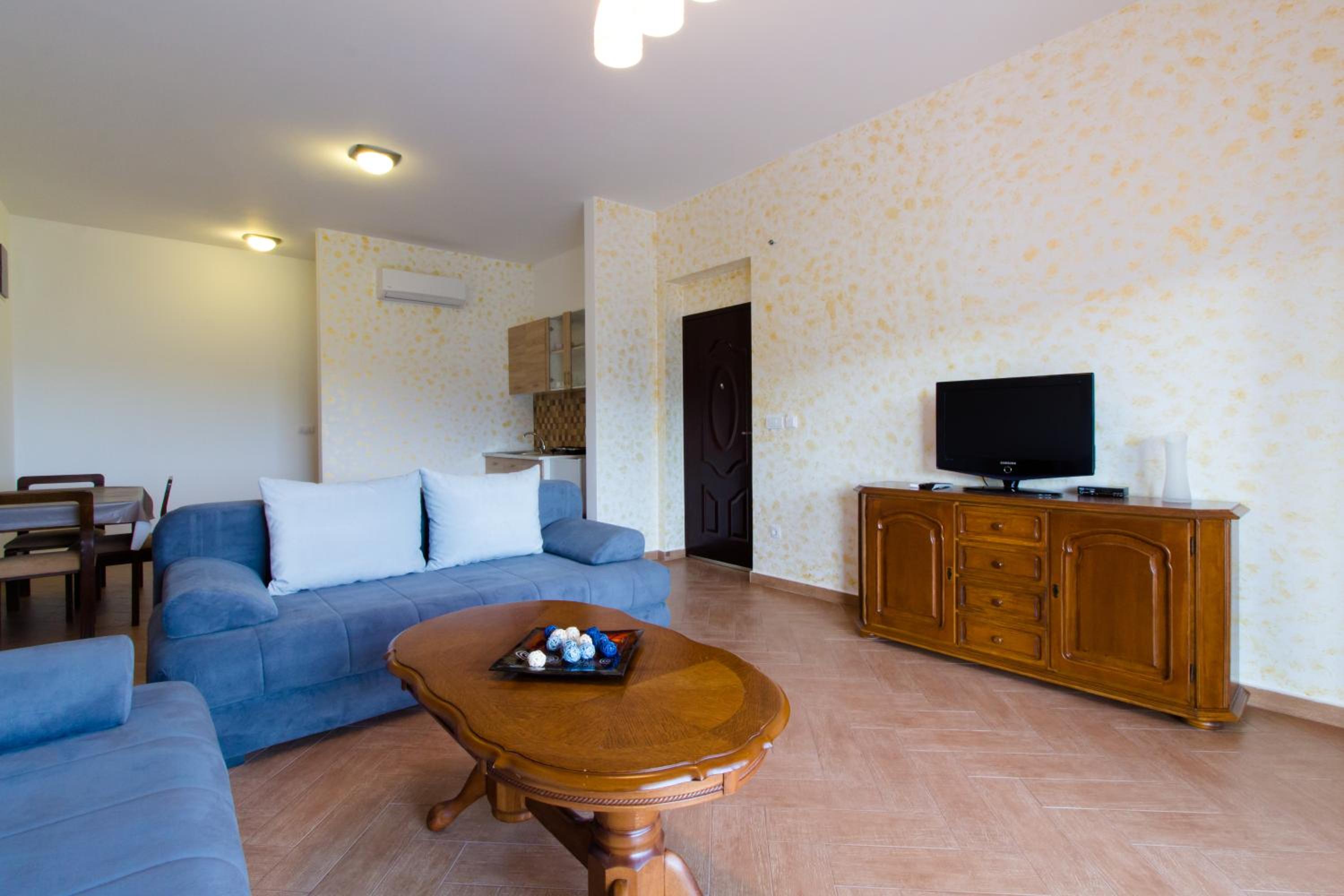 One-Bedroom Apartment - Photo 2