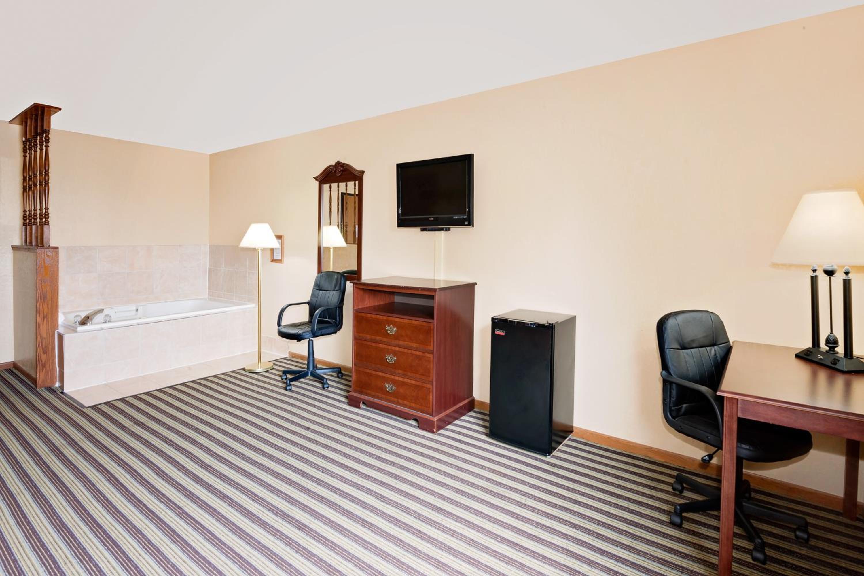 King Room - Non-Smoking - Photo 5