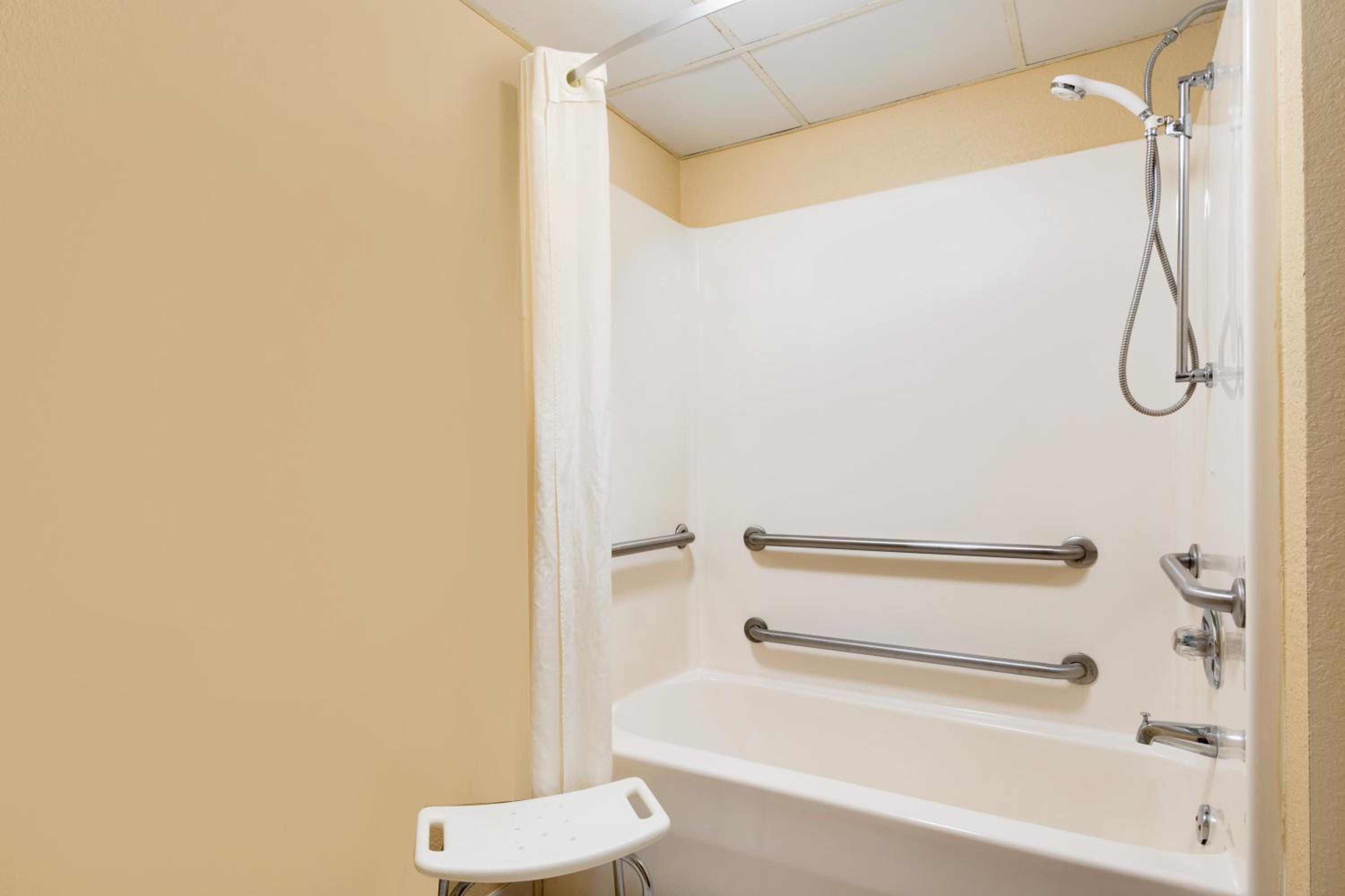 Queen Room - Disability Access/Non-Smoking - Photo 4