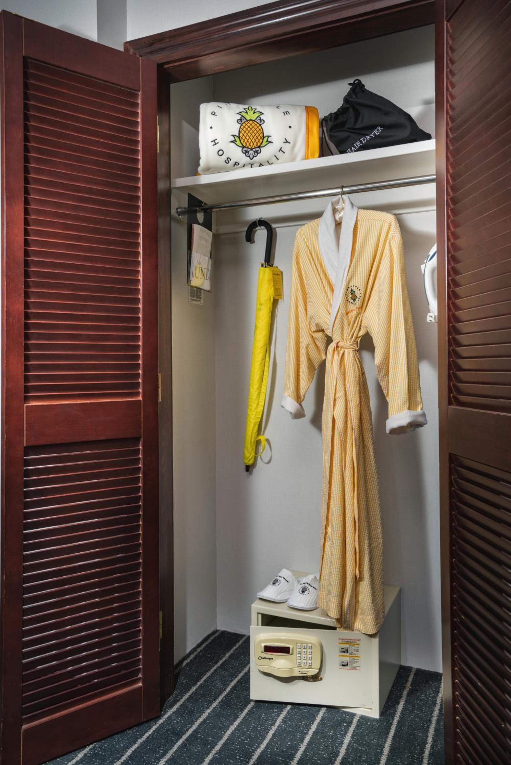 Deluxe King Room - Photo 3