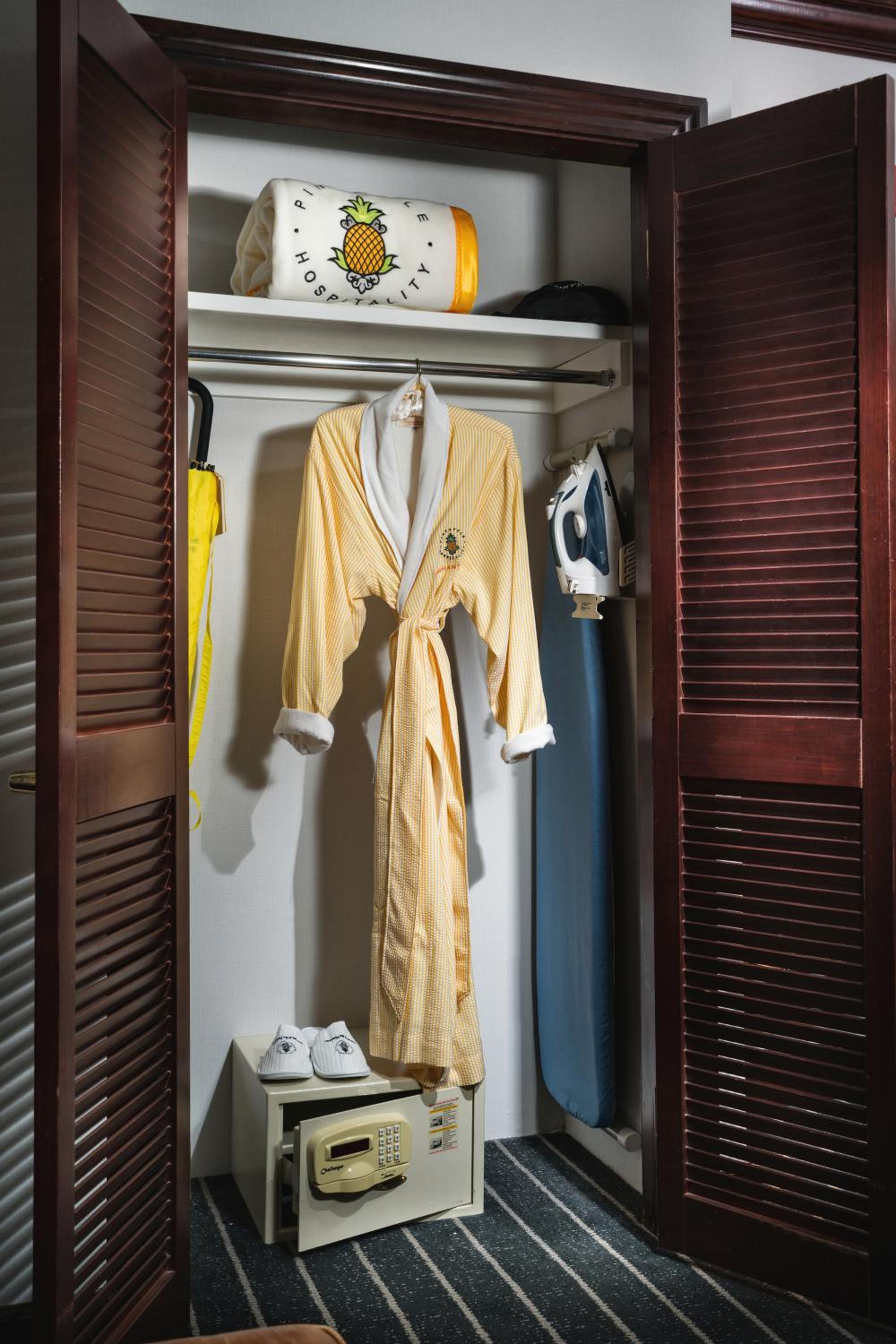 Deluxe Queen Mobility Accessible w/Roll-in Shower - Photo 3