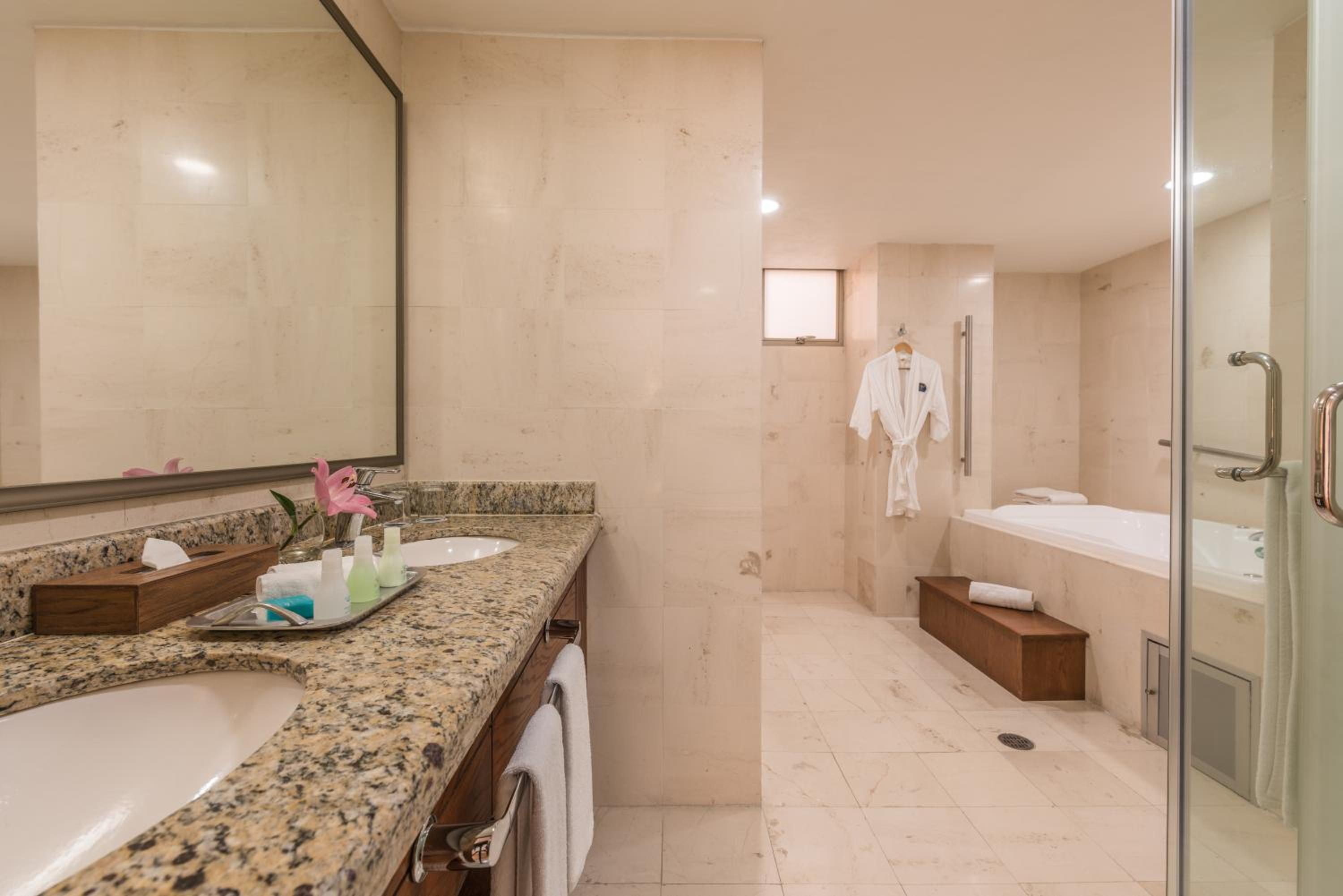 Superior Suite - Photo 3