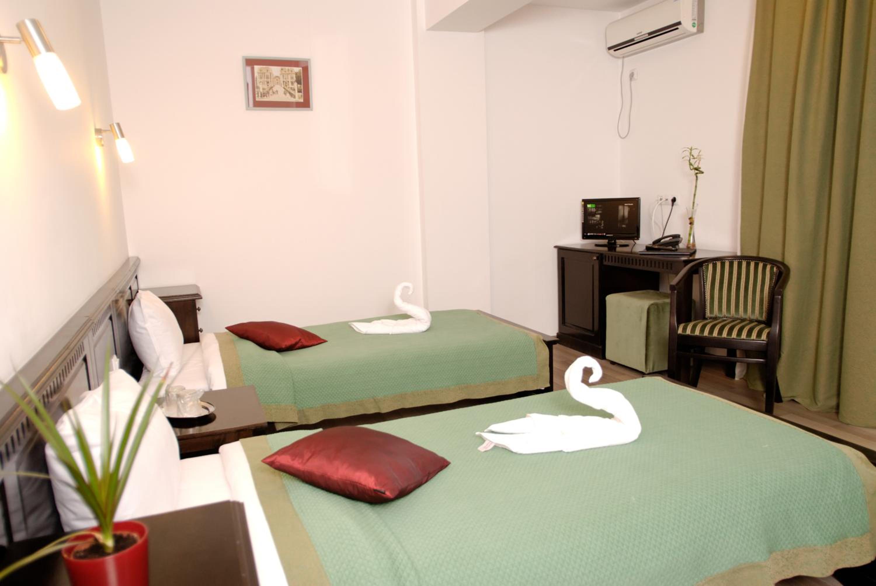 Business Twin Room - Photo 1
