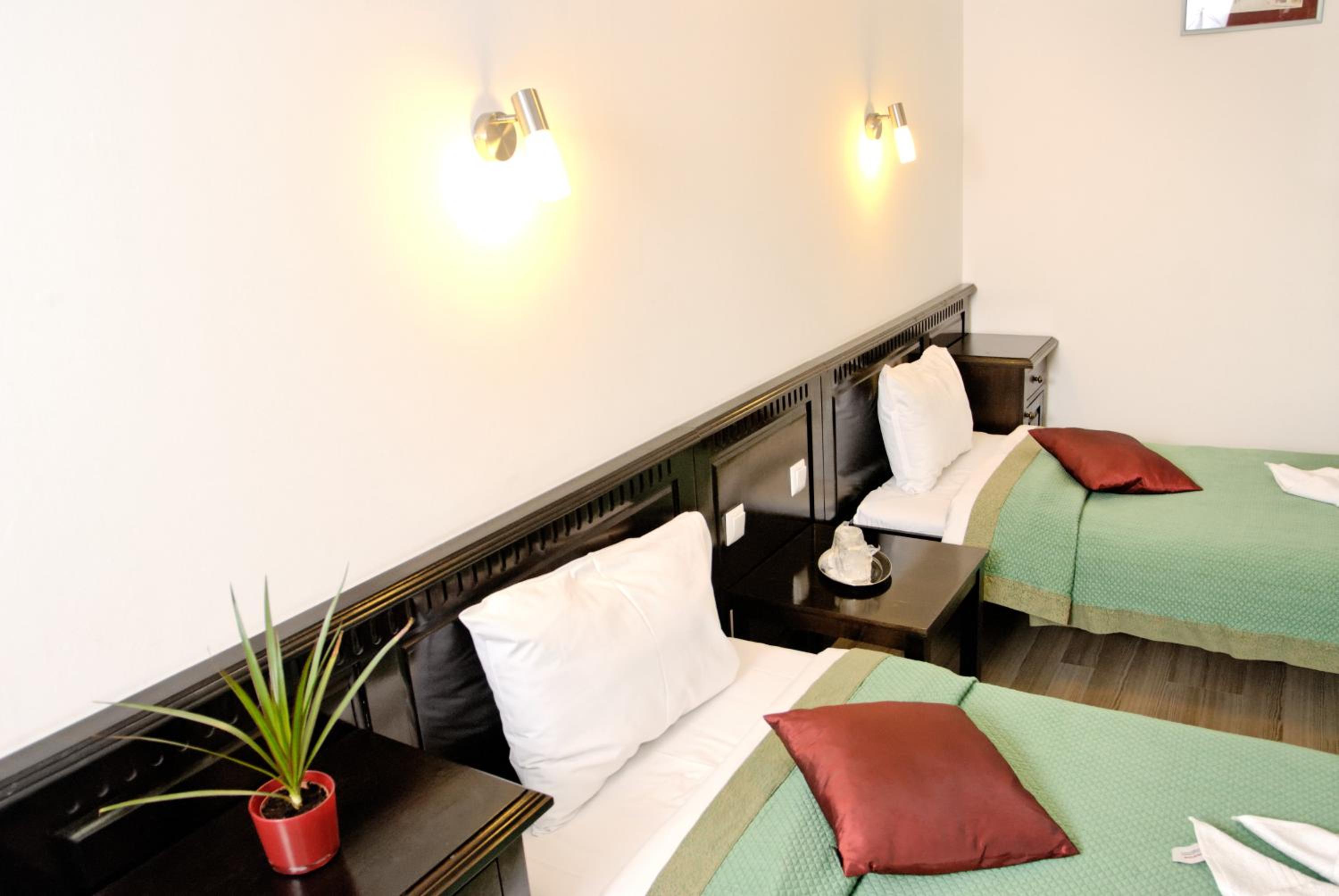 Business Twin Room - Photo 3