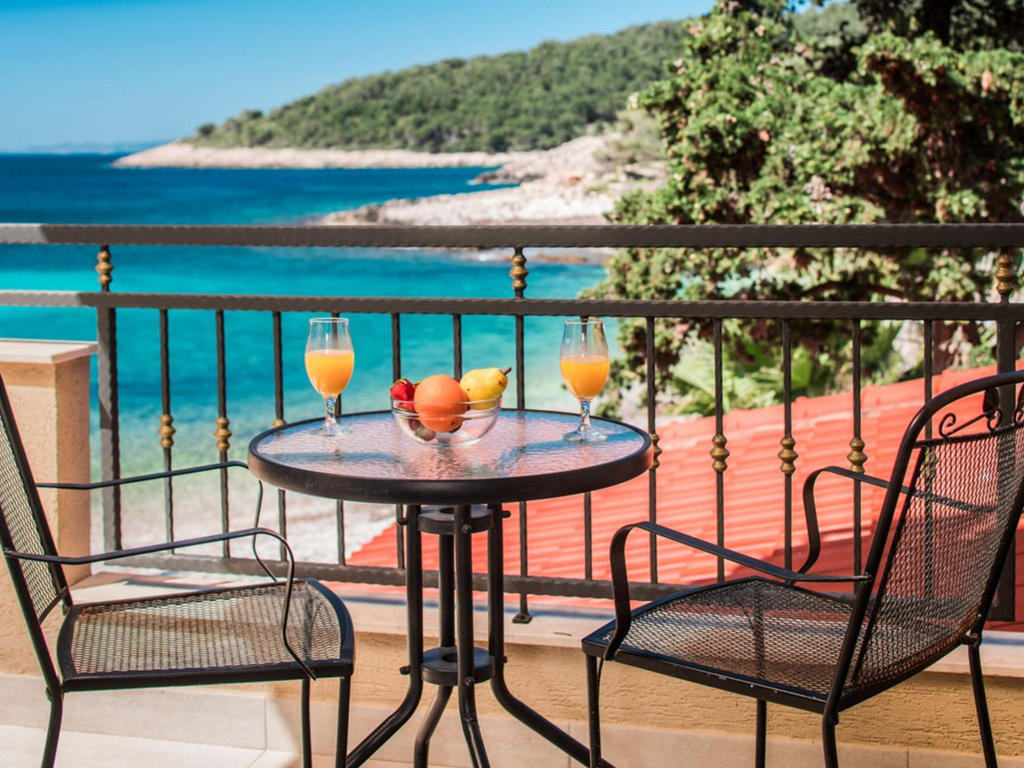Suite with Balcony and Sea View - Photo 16