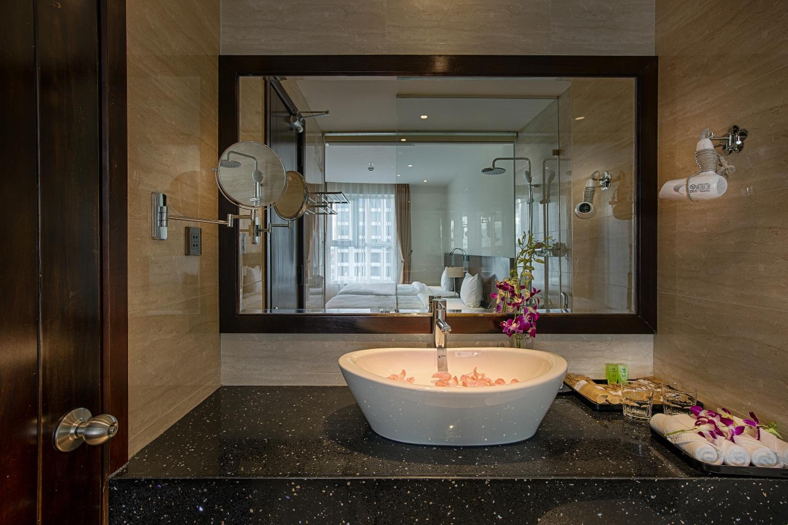Deluxe Double – Free 01 Vietnamese Pan Bread for Stays 2+ Nights photo 3