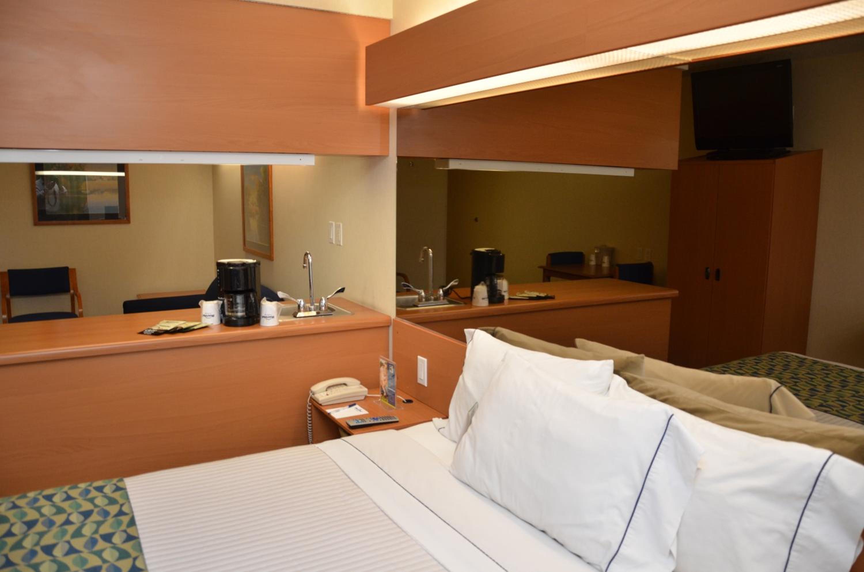 Queen Suite - Non-Smoking - Photo 1