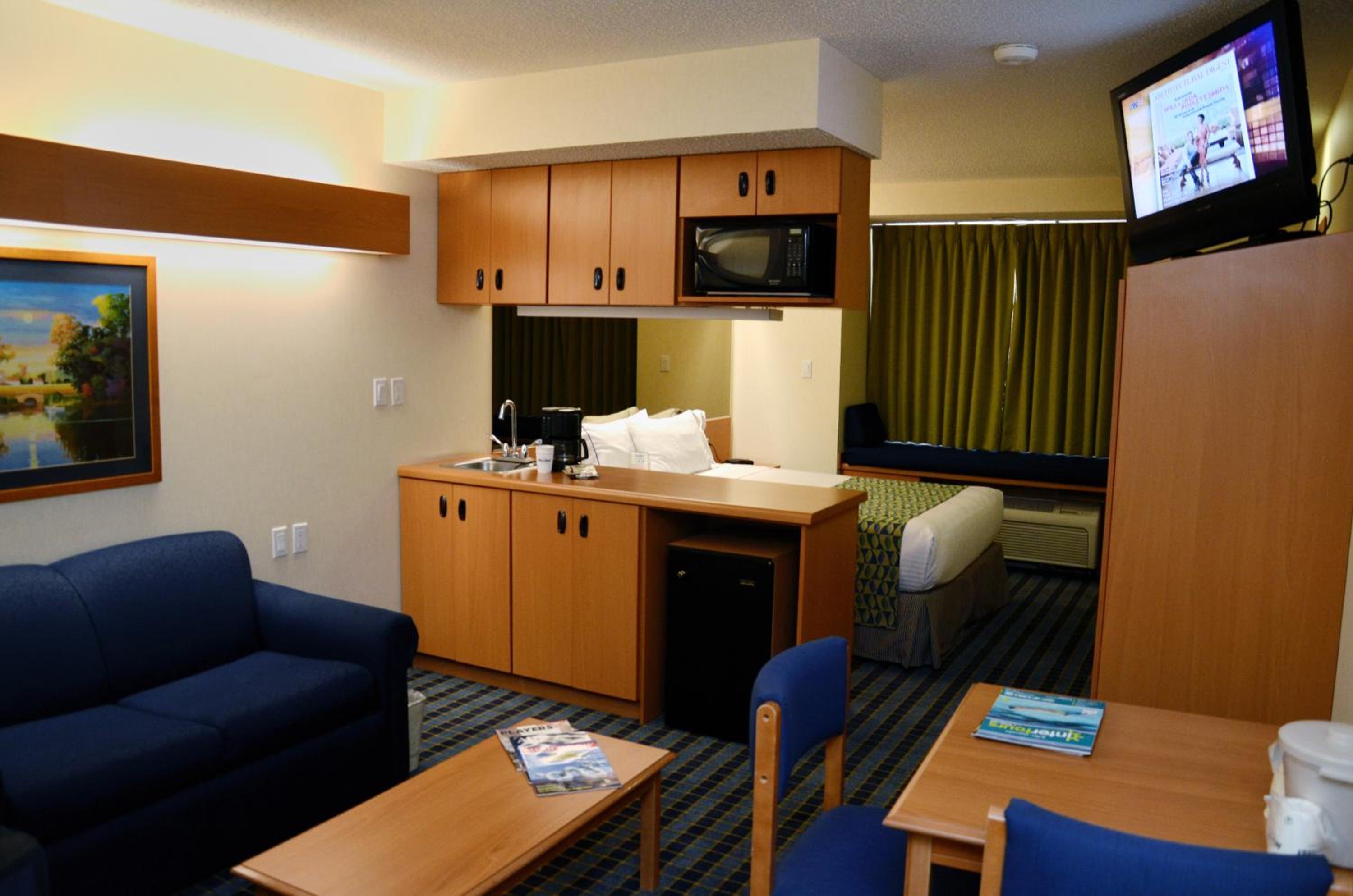 Queen Suite - Non-Smoking - Photo 7