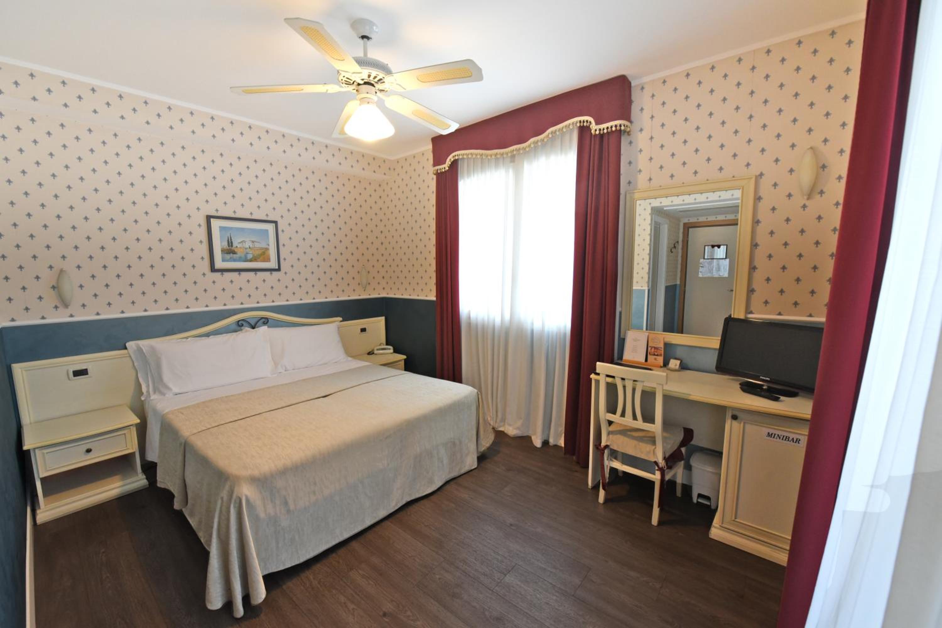 Double or Twin Room - Photo 5