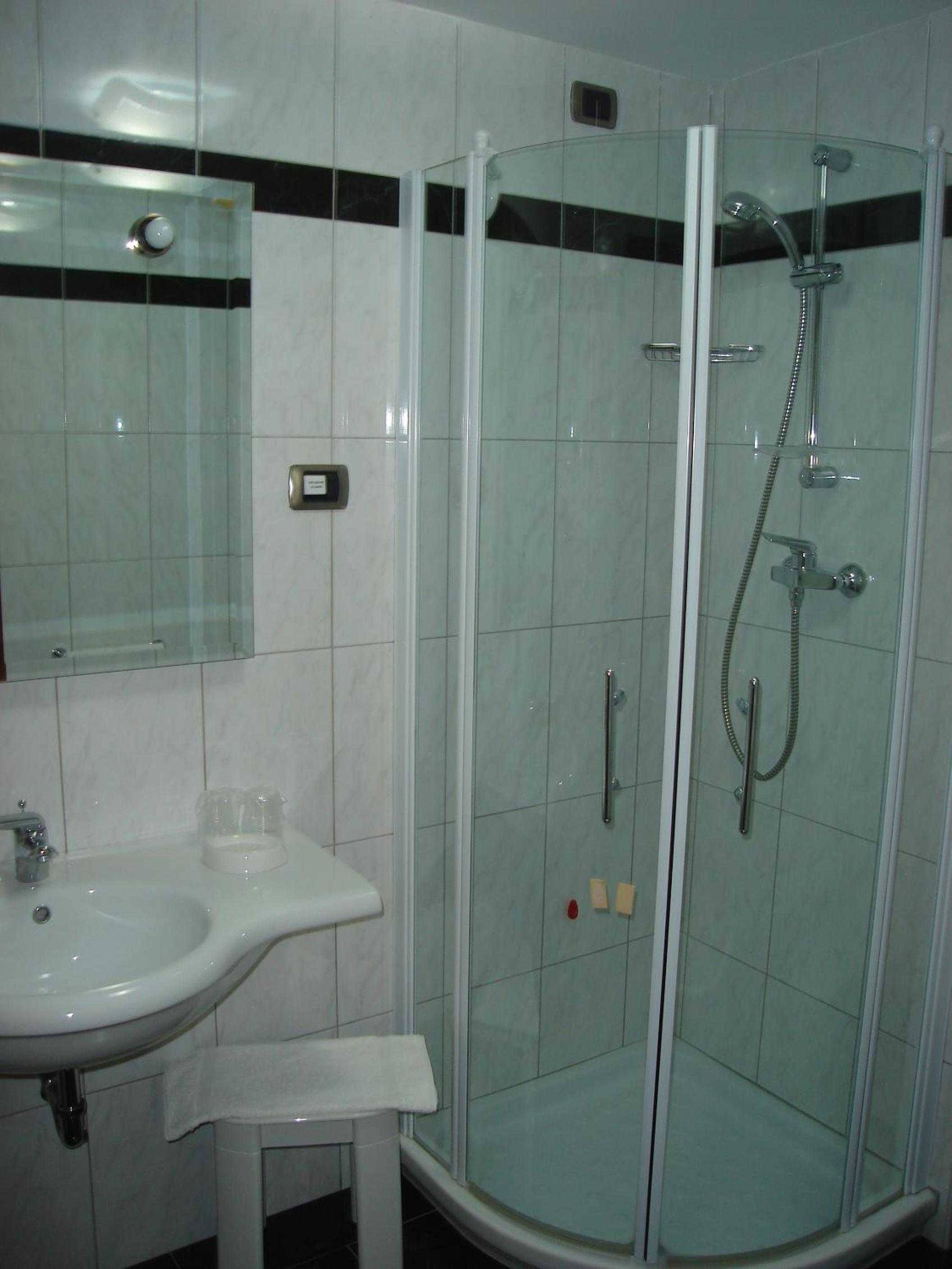 Twin Room - Photo 2