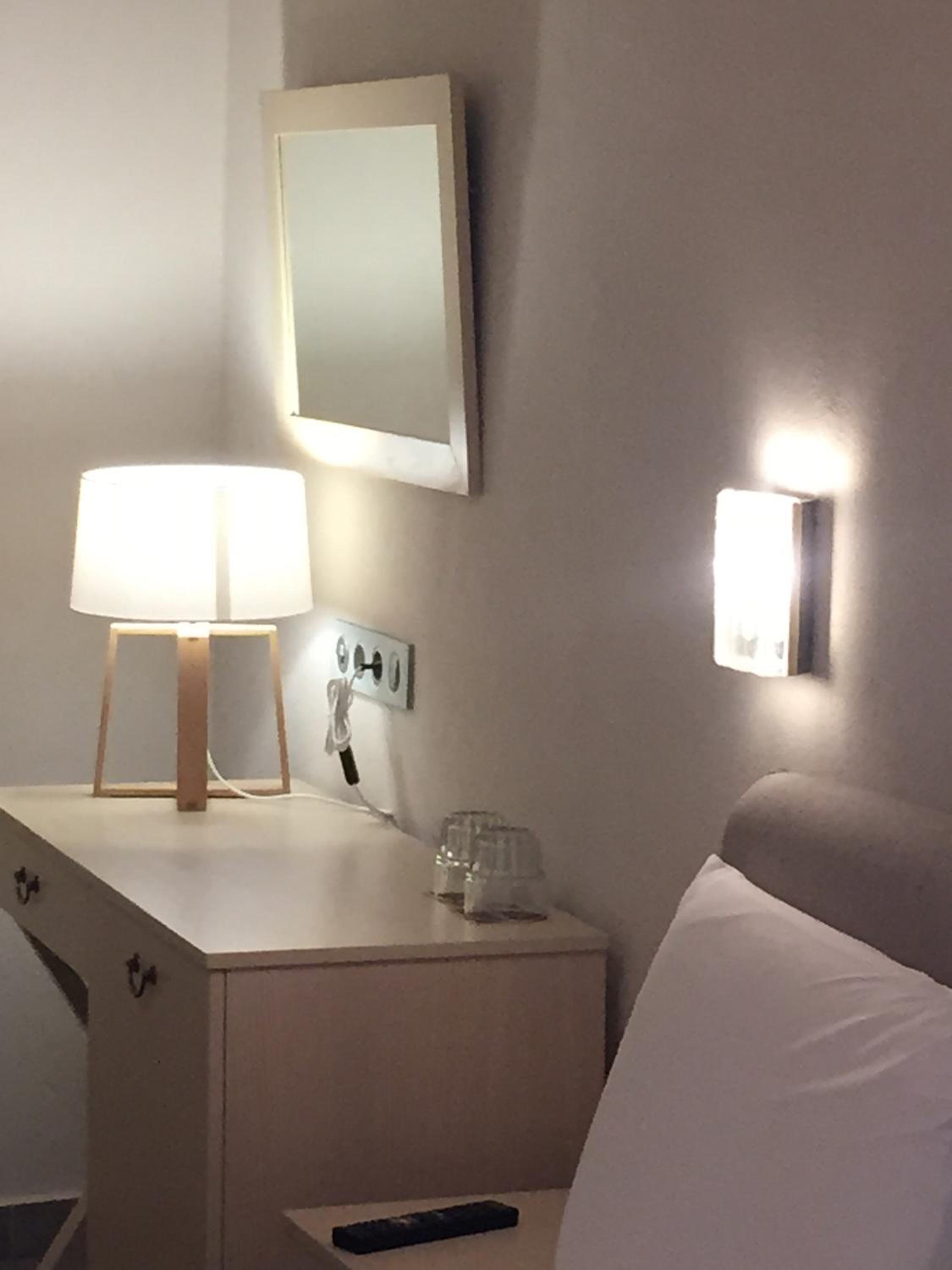 Twin Room with Private Bathroom photo 3