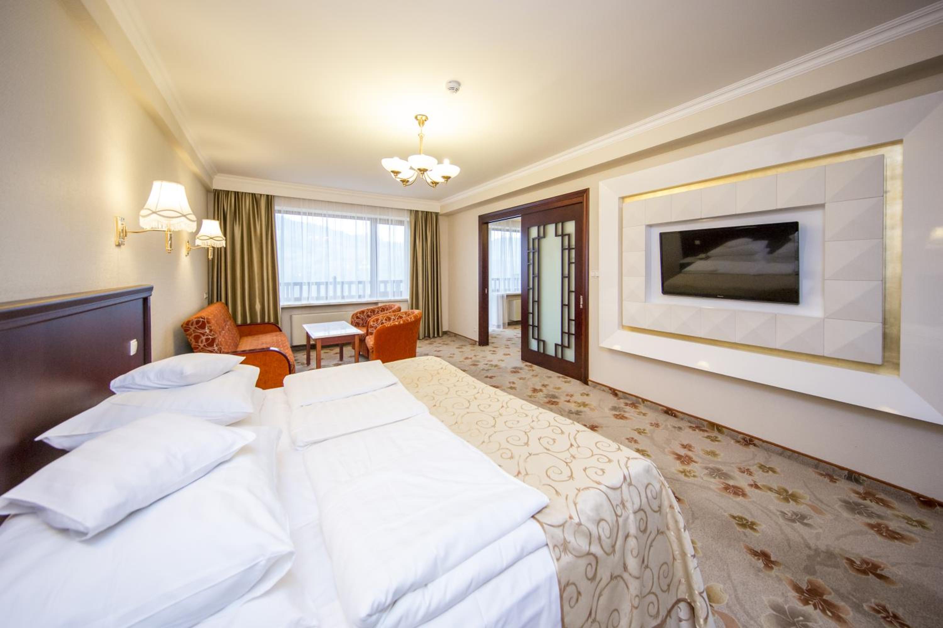 One-Bedroom Apartment - Photo 2