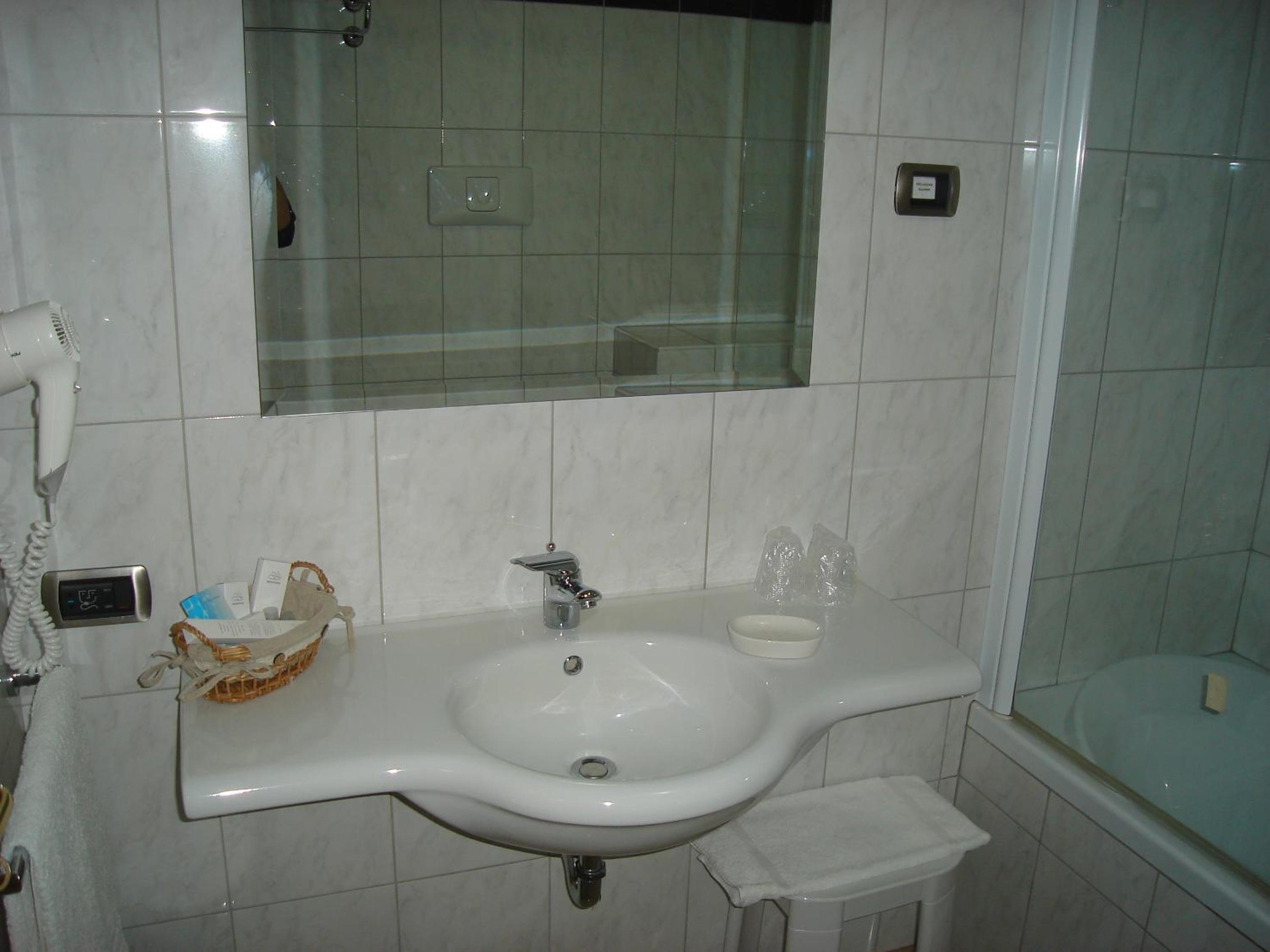Twin Room - Photo 3