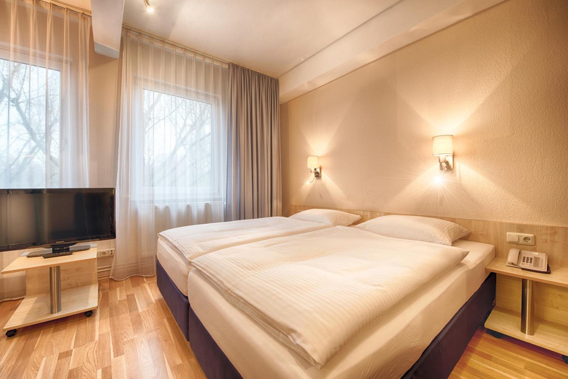 Comfort Double or Twin Room thumbnail 6