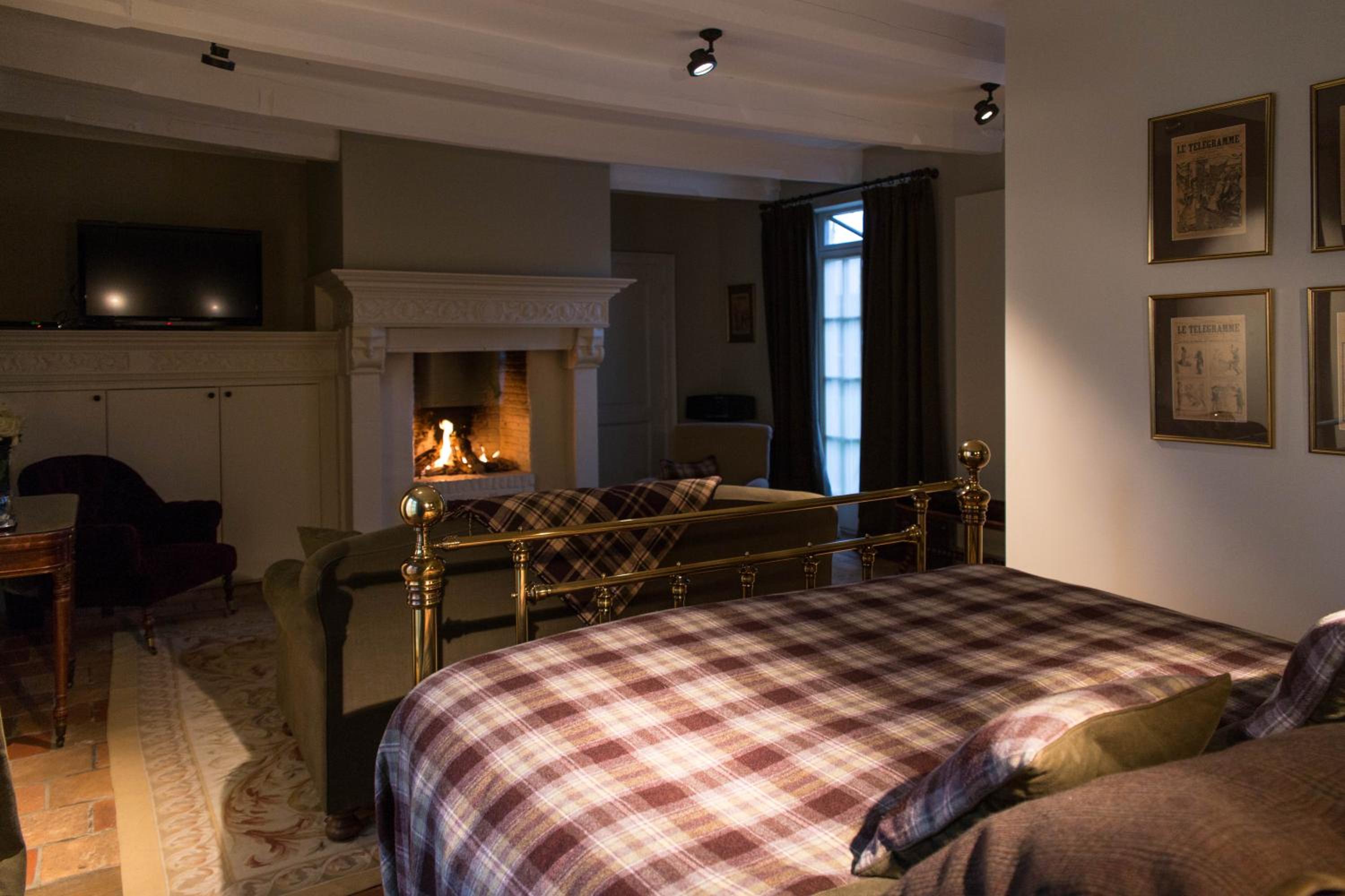 Deluxe Family Suite - Photo 8