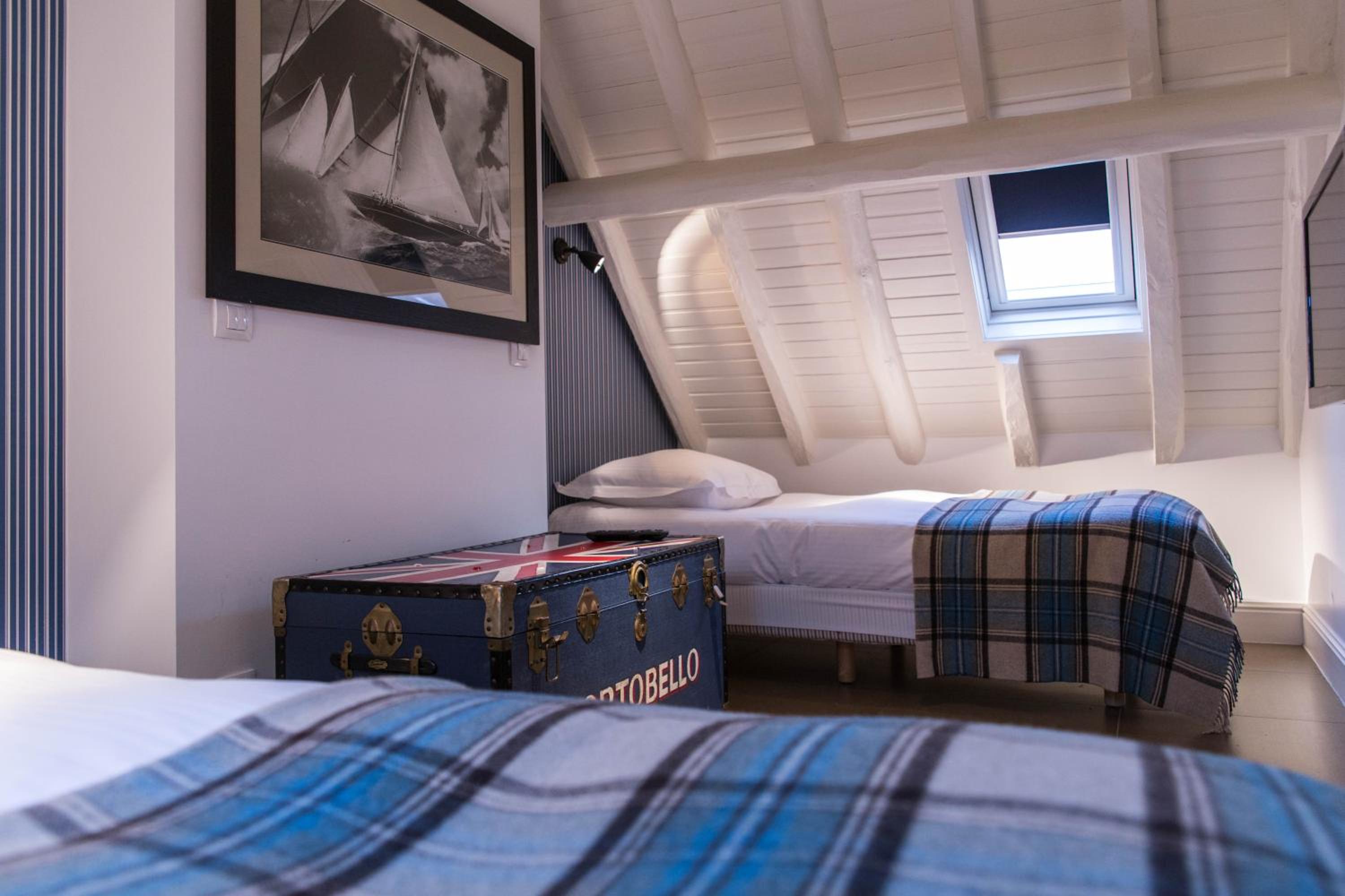 Deluxe Family Suite - Photo 9