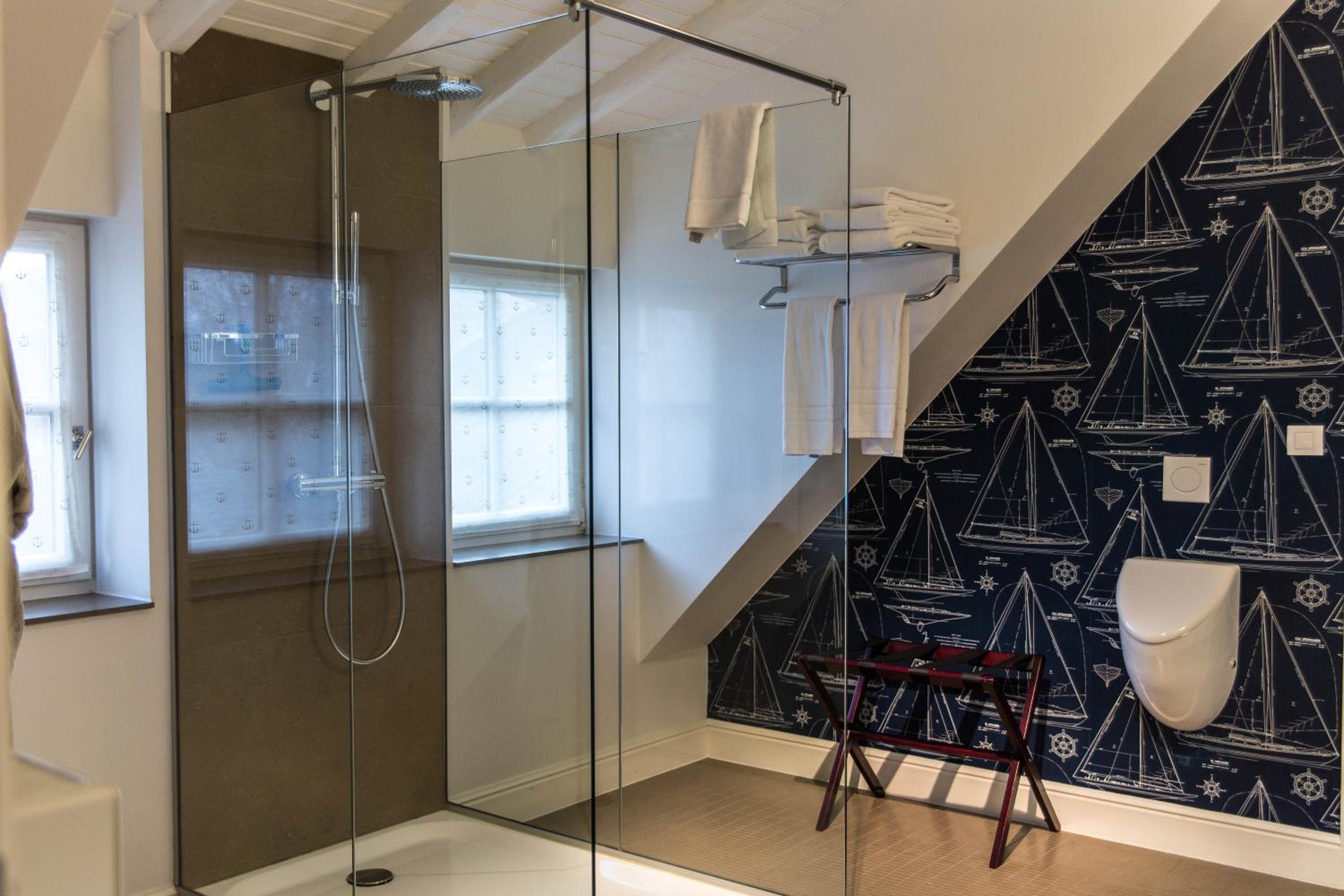 Deluxe Family Suite - Photo 10