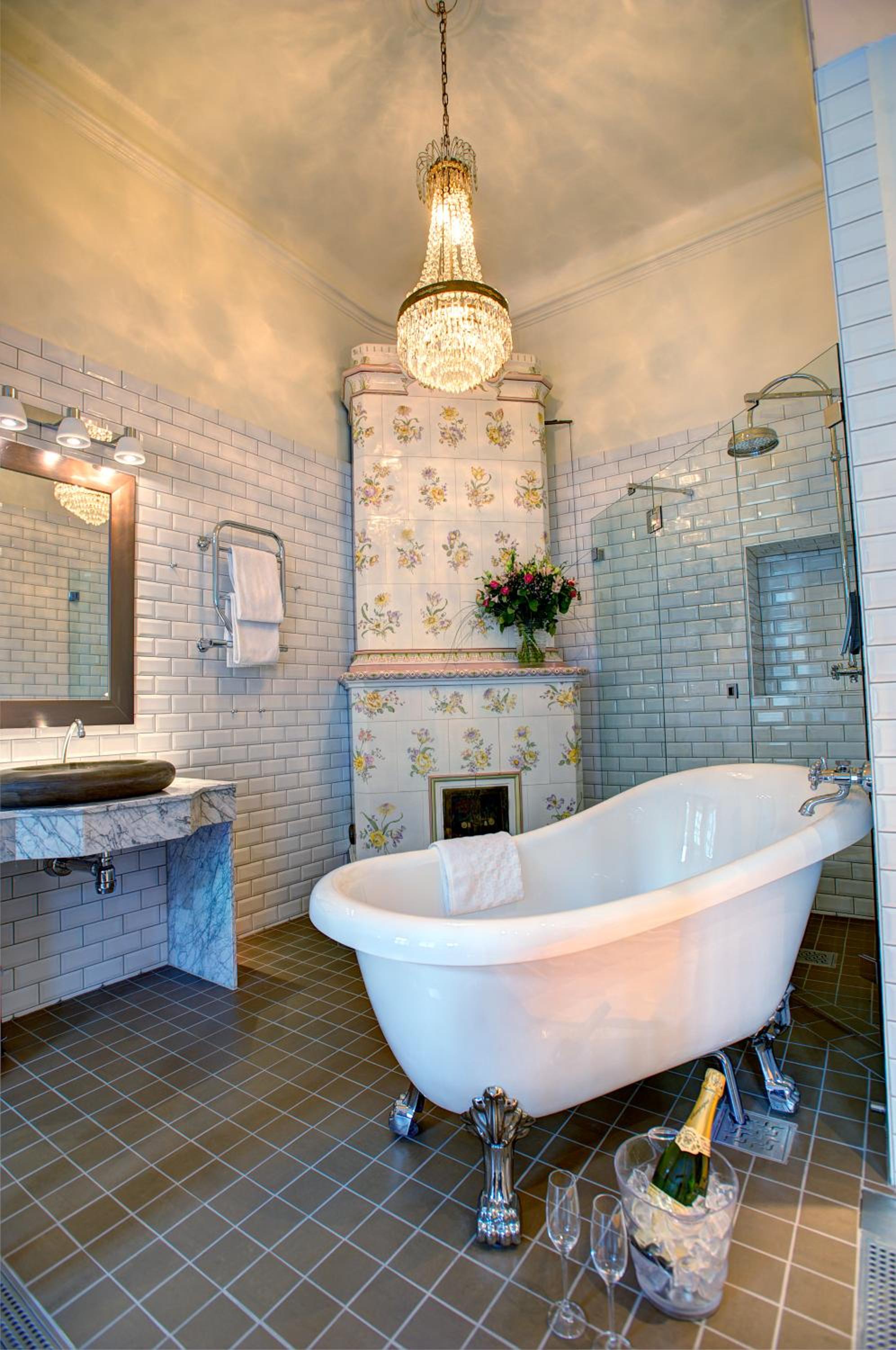 Deluxe Queen Room with Bath Tub - Photo 7