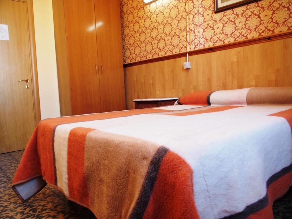 Double or Twin Room with Private Bathroom and View photo 2