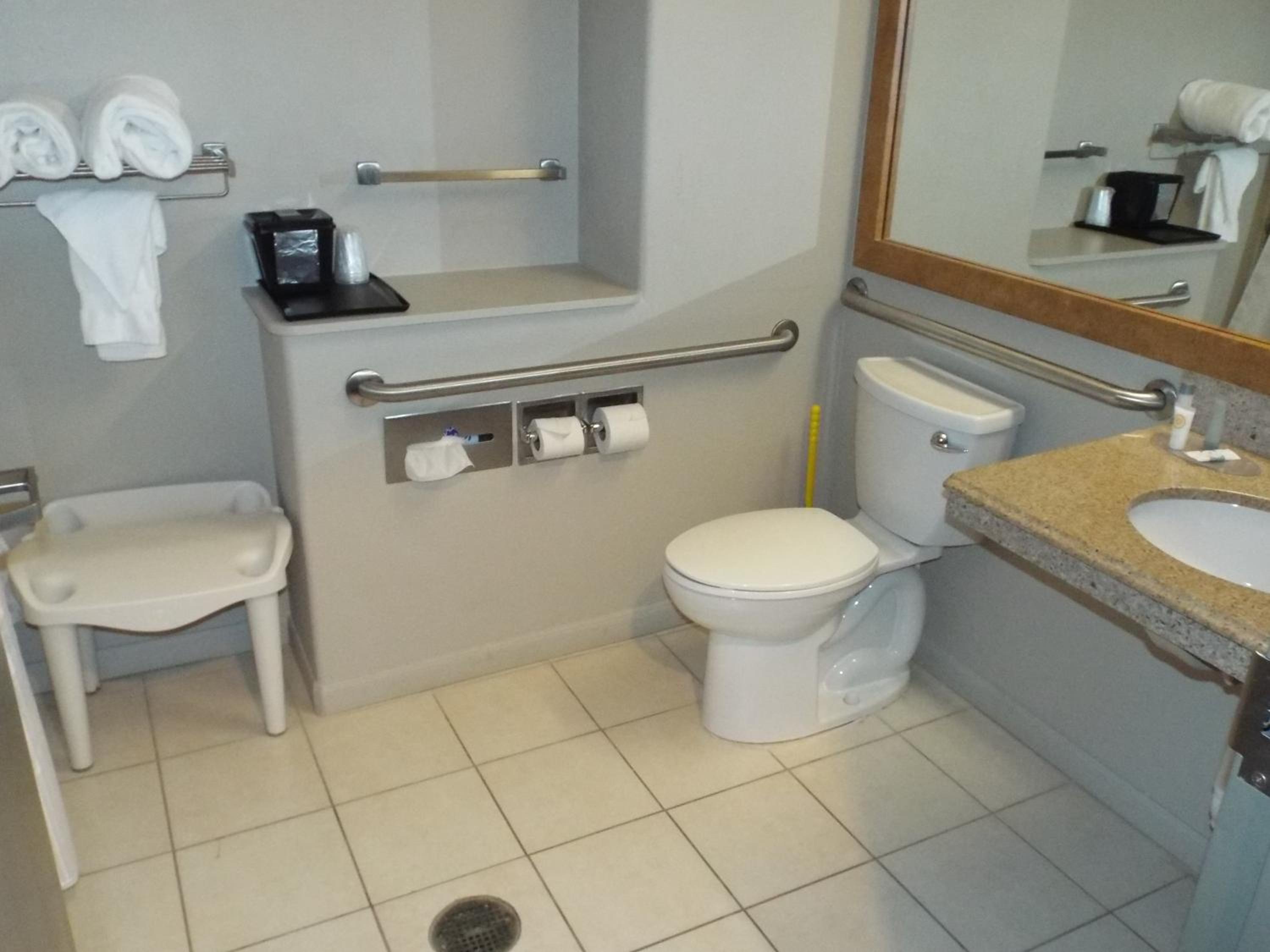 Queen Room with Two Queen Beds and Bath Tub - Mobility/Hearing Access - Non-Smoking - Photo 3