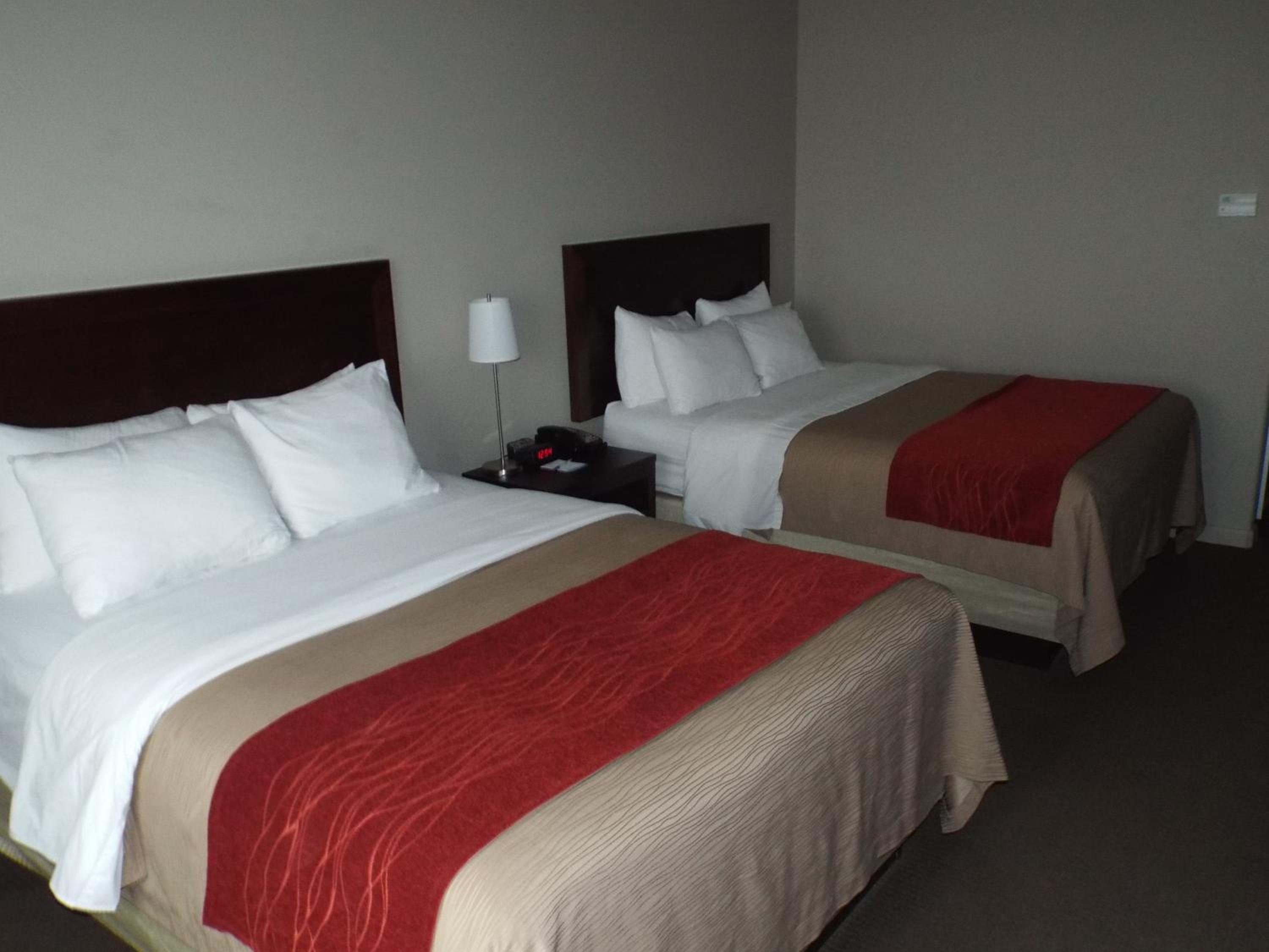 Queen Room with Two Queen Beds - Non-Smoking - Photo 7