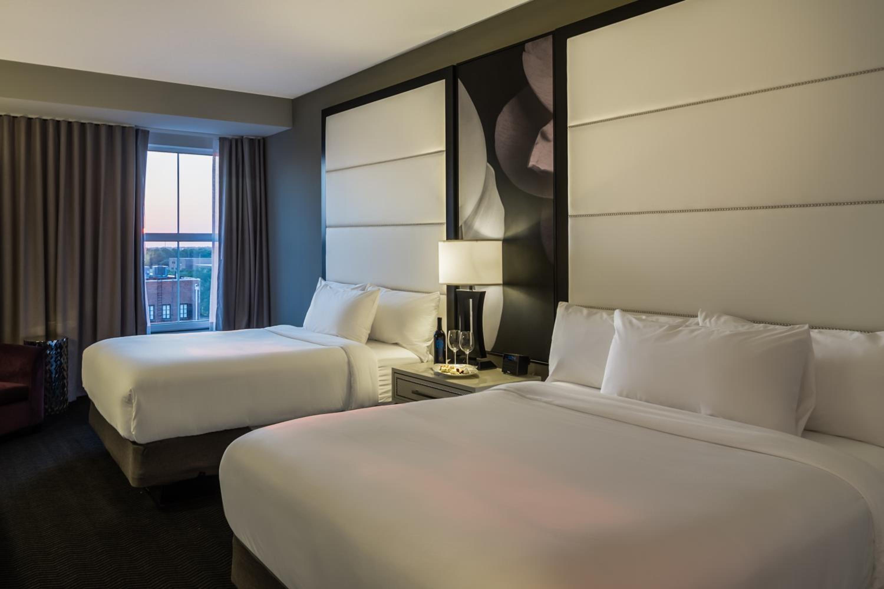 Queen Room with Two Queen Beds - Non-Smoking - Photo 3